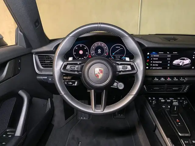 Porsche 911 view 8