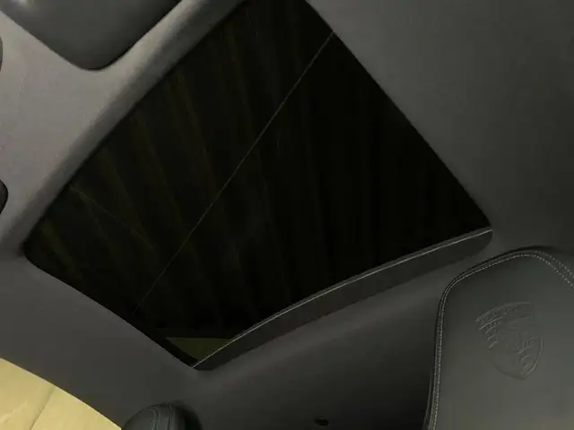 Porsche 911 view 7