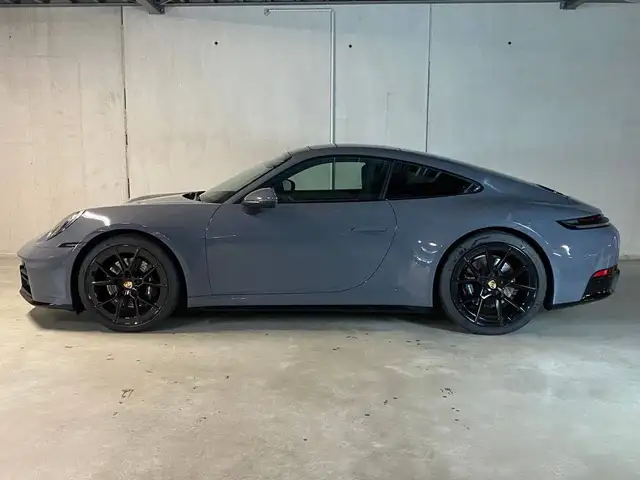 Porsche 911 view 6