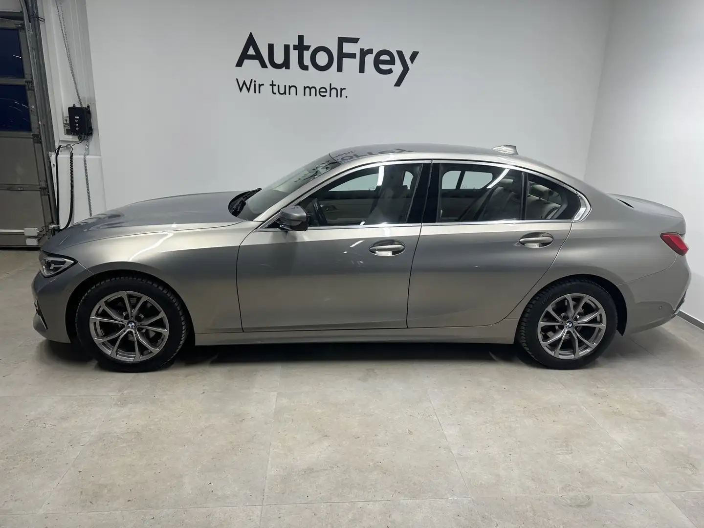 BMW 320 i Grau - 2
