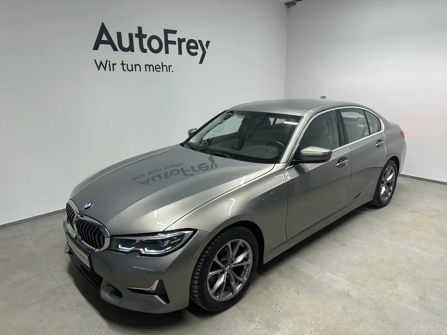 BMW 320 i Grau - 1