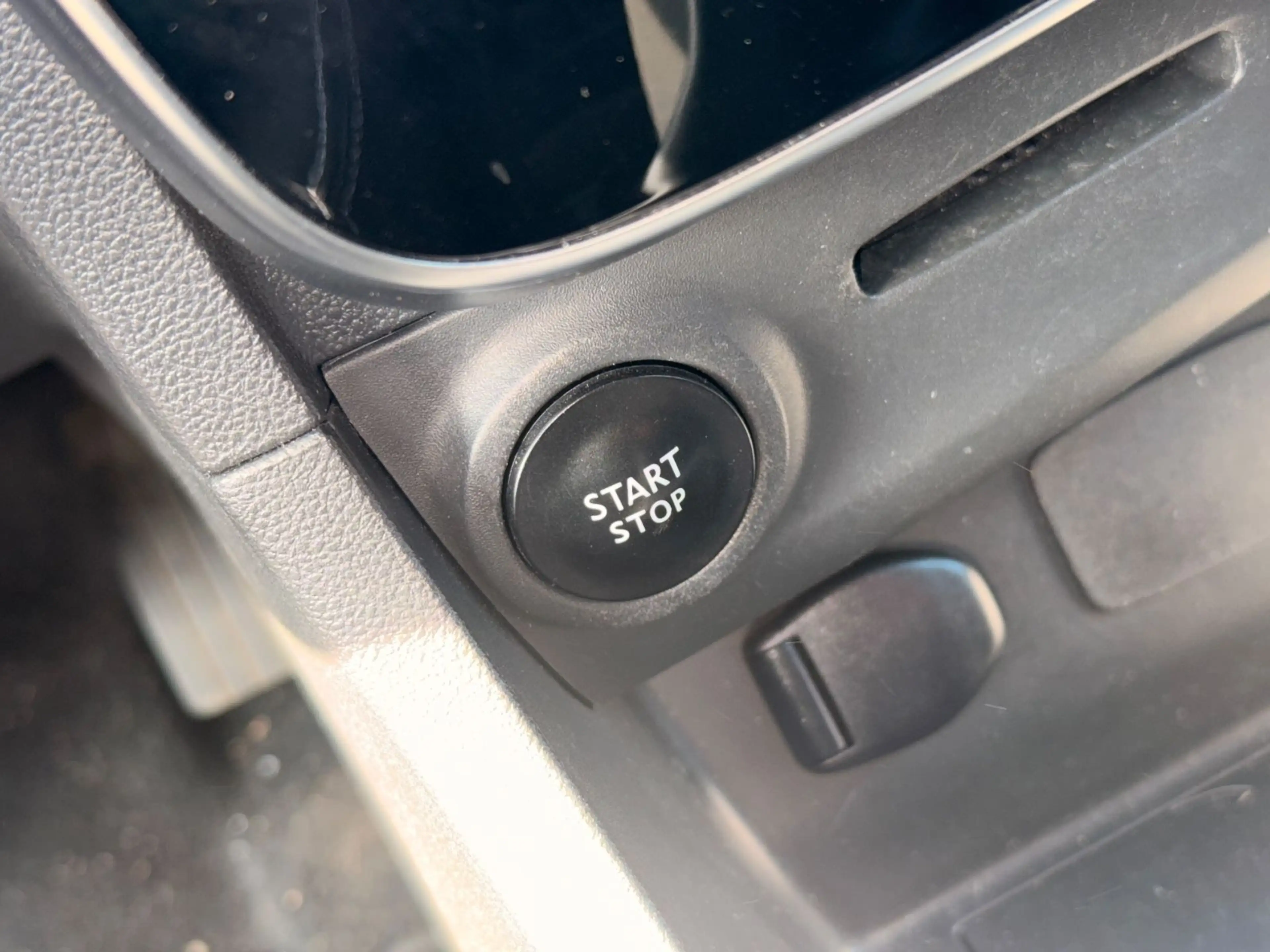 Renault Clio IV Limited — photo 17