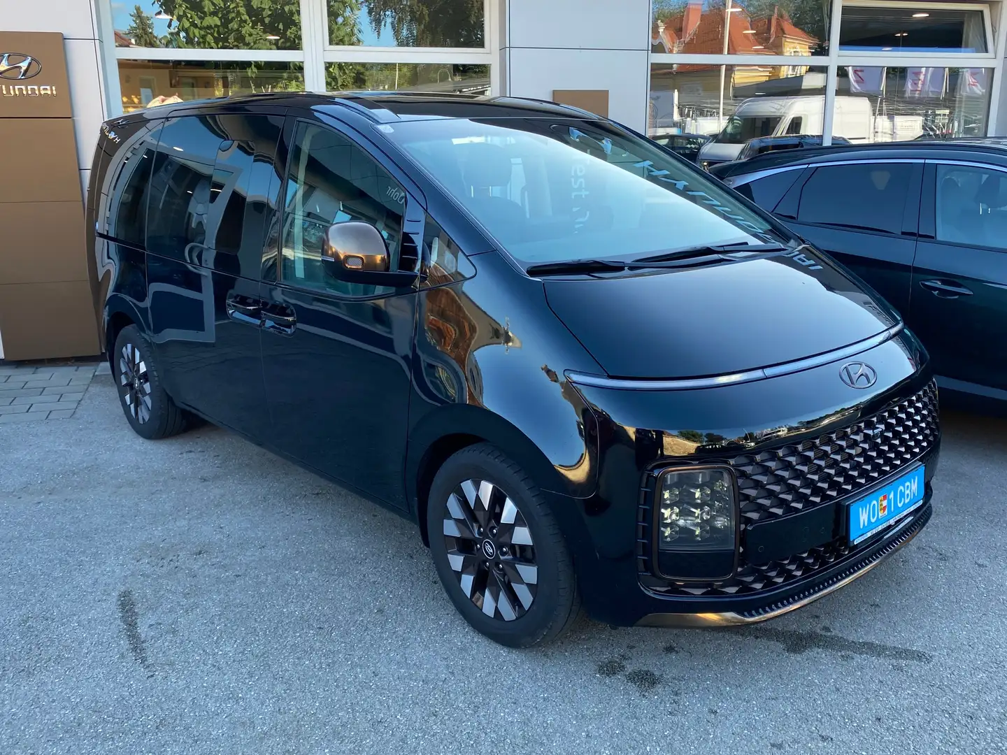 Hyundai STARIA Staria 2,2 CRDi Luxury Line 4WD Aut. Luxury Line Zwart - 2