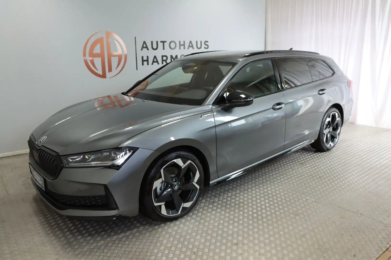 Skoda Superb 1.5 TSI DSG Sportline Combi AHK DCC Navi Grijs - 2