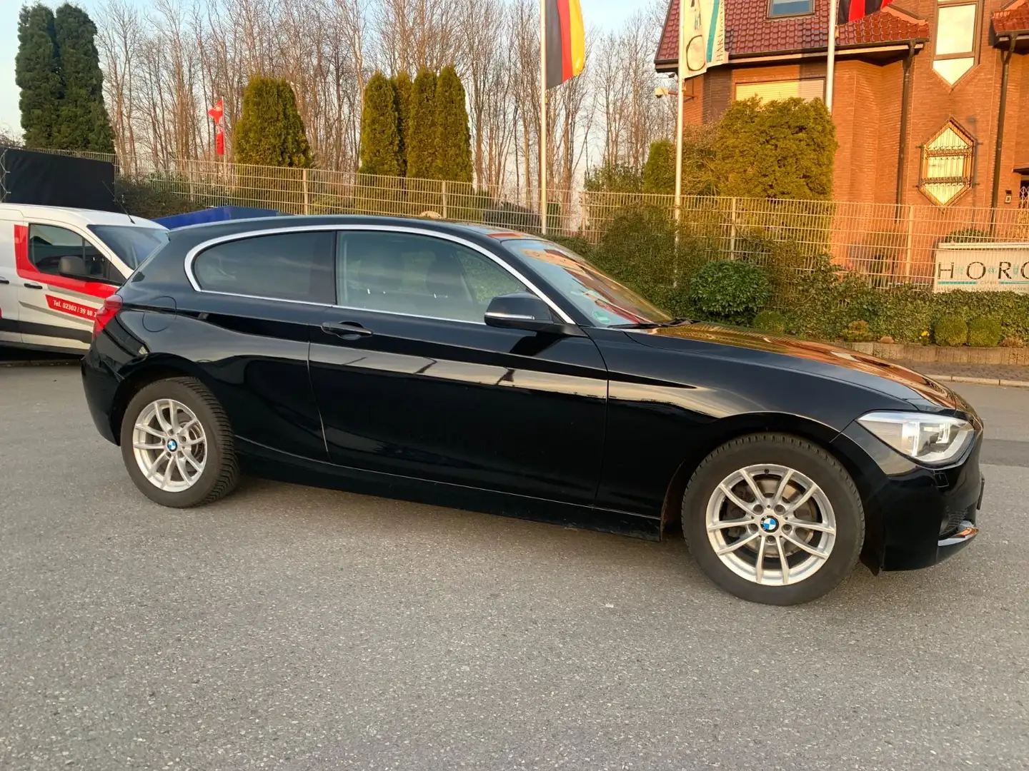 BMW 116 1 Lim. 3-trg. 116 d*Navi*Xenon*Klima*PDC*1 Hand Negru - 1