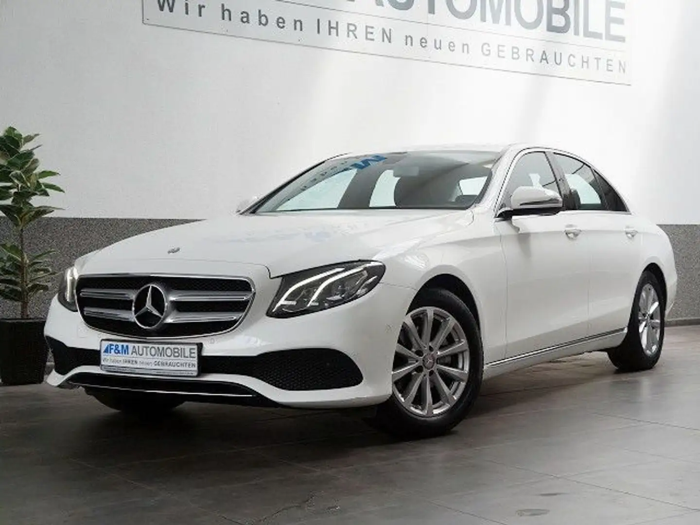 Mercedes-Benz E 200 AVANTGARDE Auto Navi Leder R-Kam PDC Blanc - 2