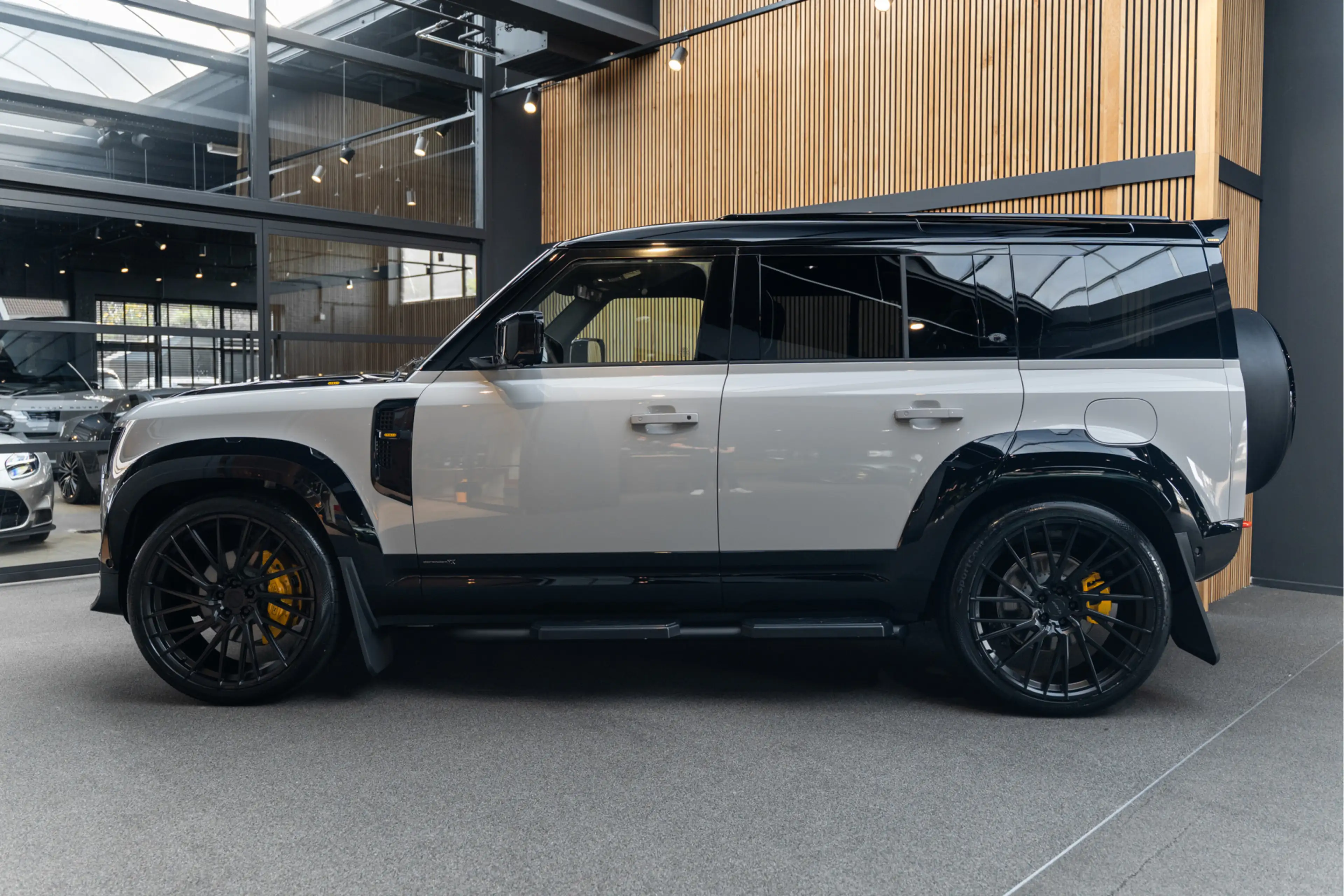 Land Rover Defender 110 P300e X Urban Automotive Yellow Accents 2.0 P3 — photo 3
