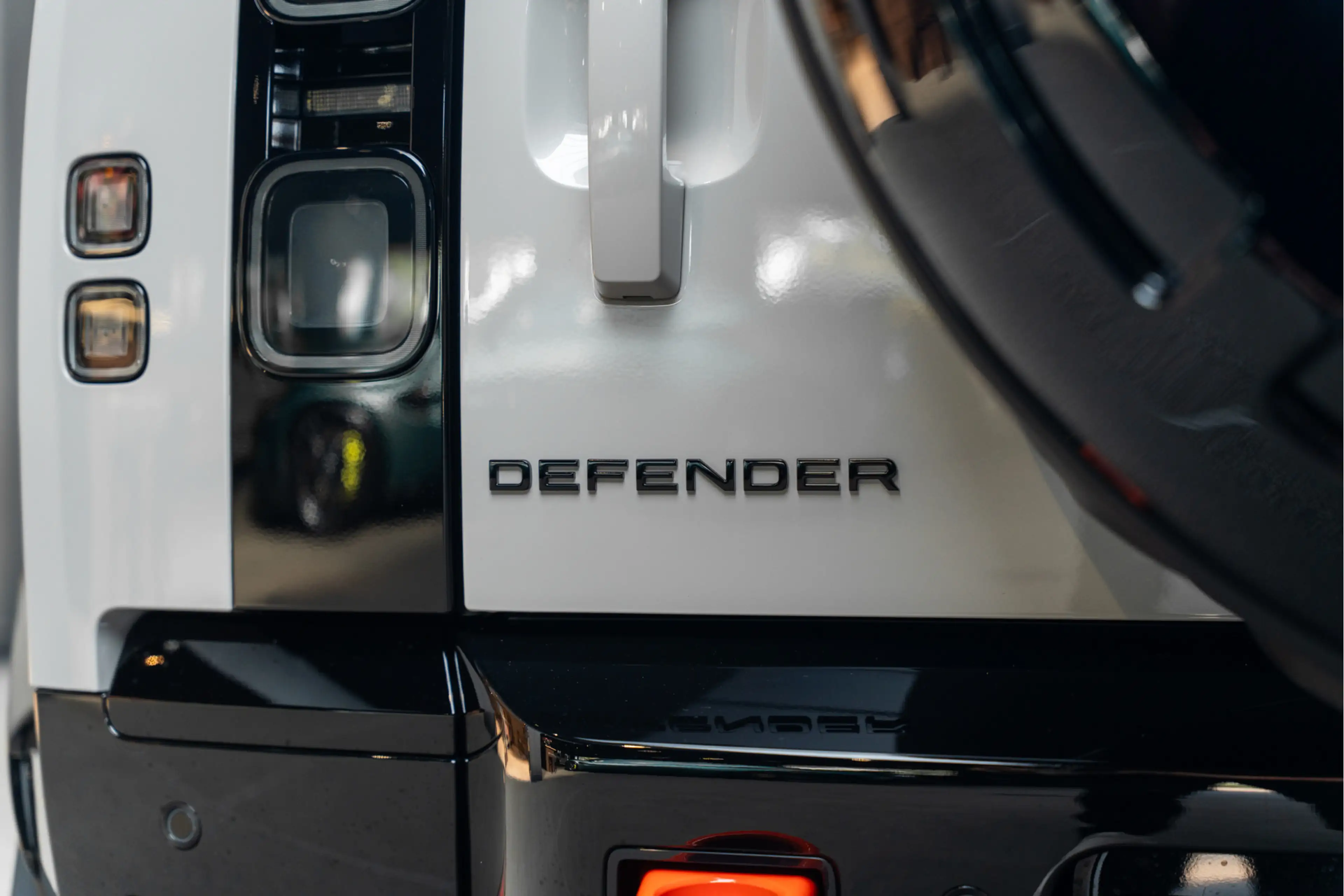 Land Rover Defender 110 P300e X Urban Automotive Yellow Accents 2.0 P3 — photo 19