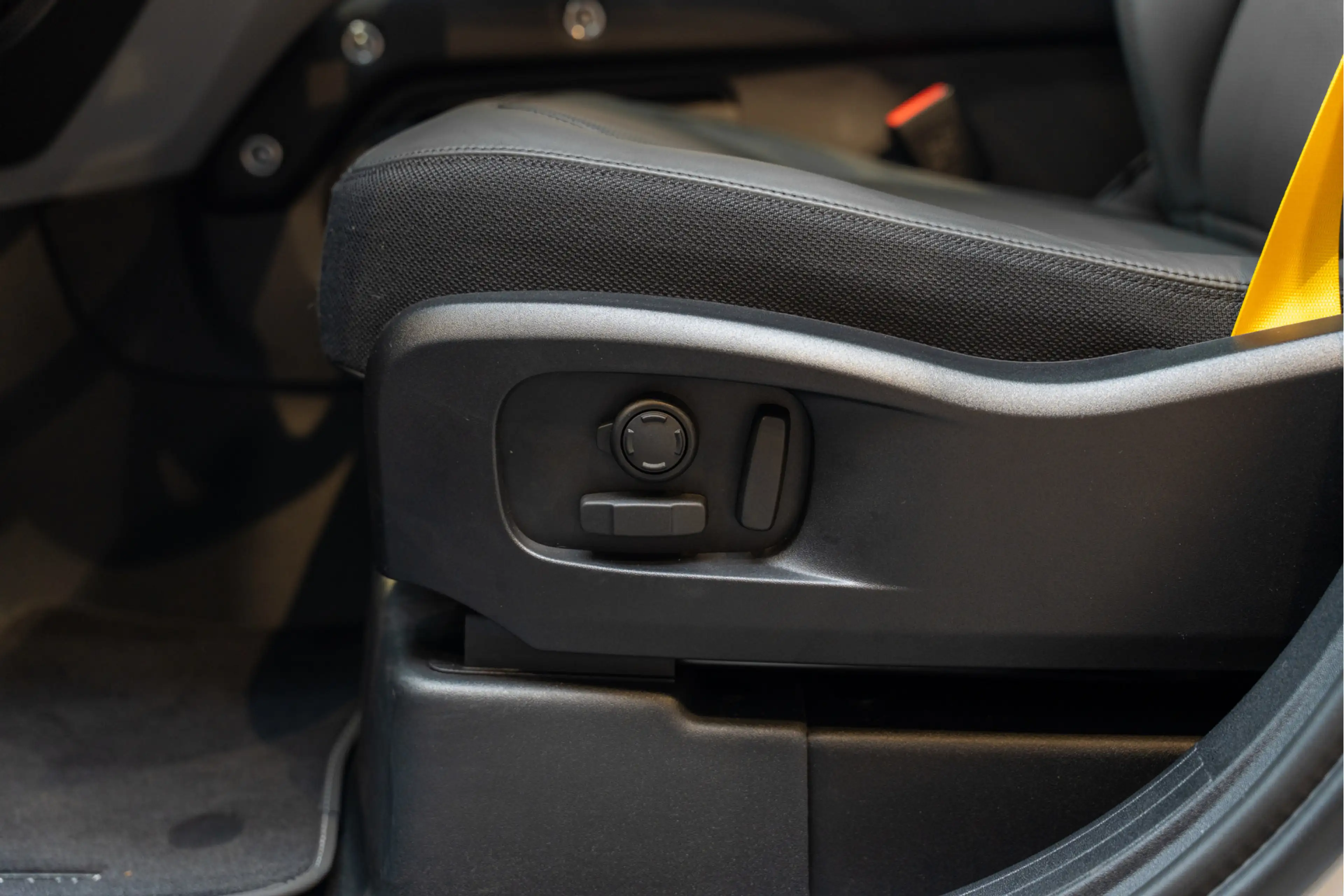 Land Rover Defender 110 P300e X Urban Automotive Yellow Accents 2.0 P3 — photo 40