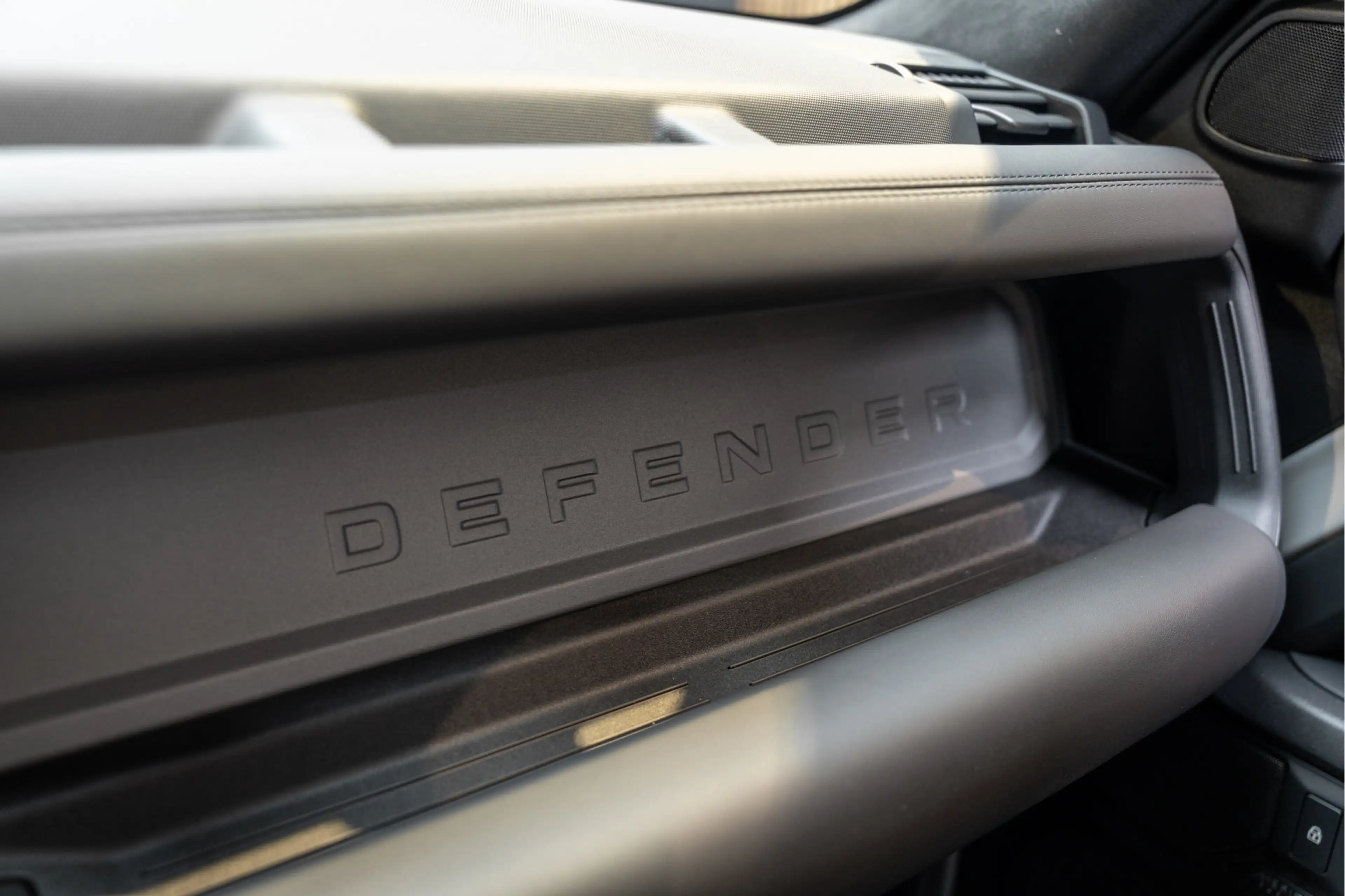 Land Rover Defender 110 P300e X Urban Automotive Yellow Accents 2.0 P3 — photo 48