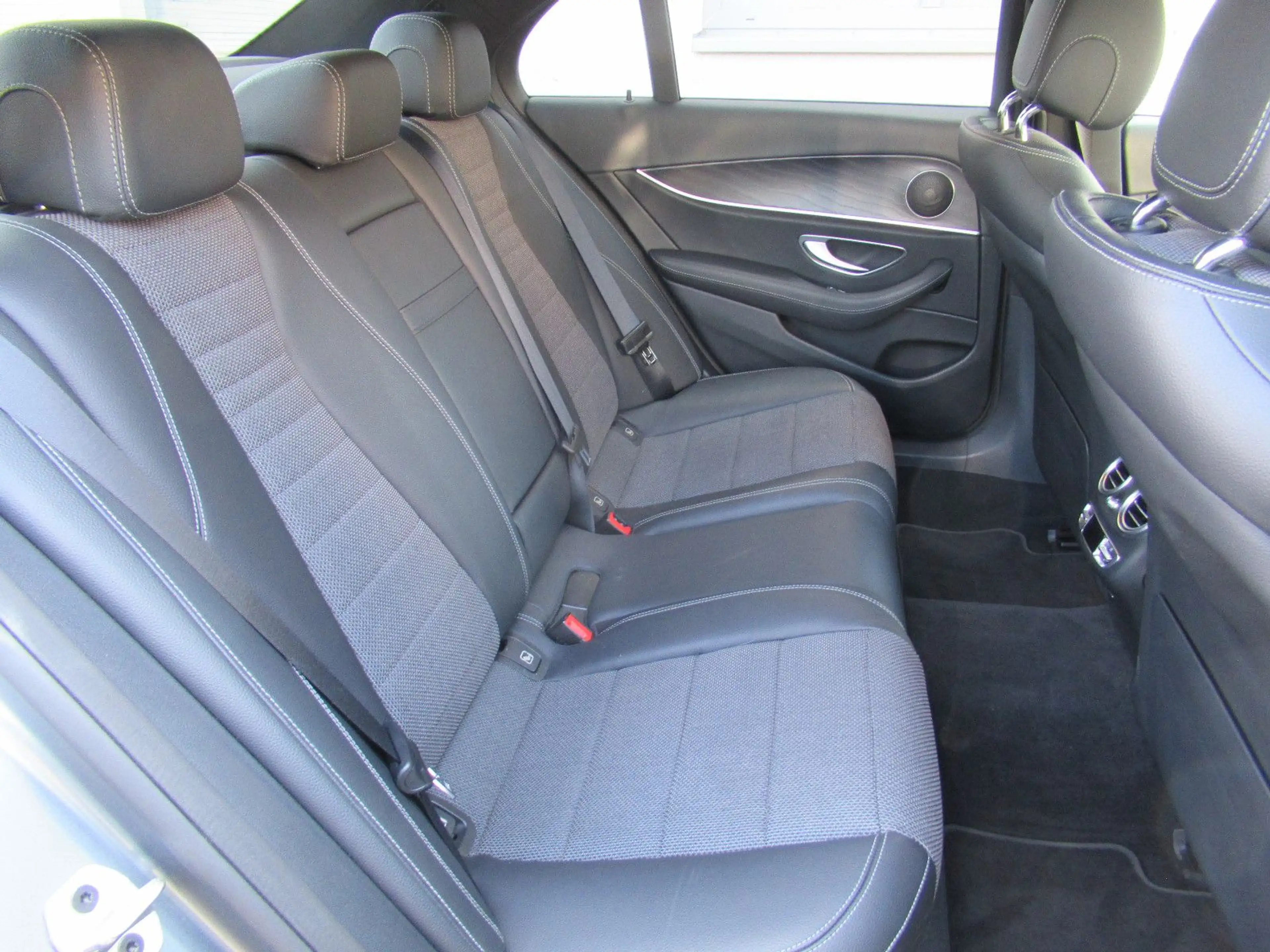 Mercedes-Benz E 400 d 4Matic Limousine*AMG*Navi*SHZ*Schiebed* — photo 11
