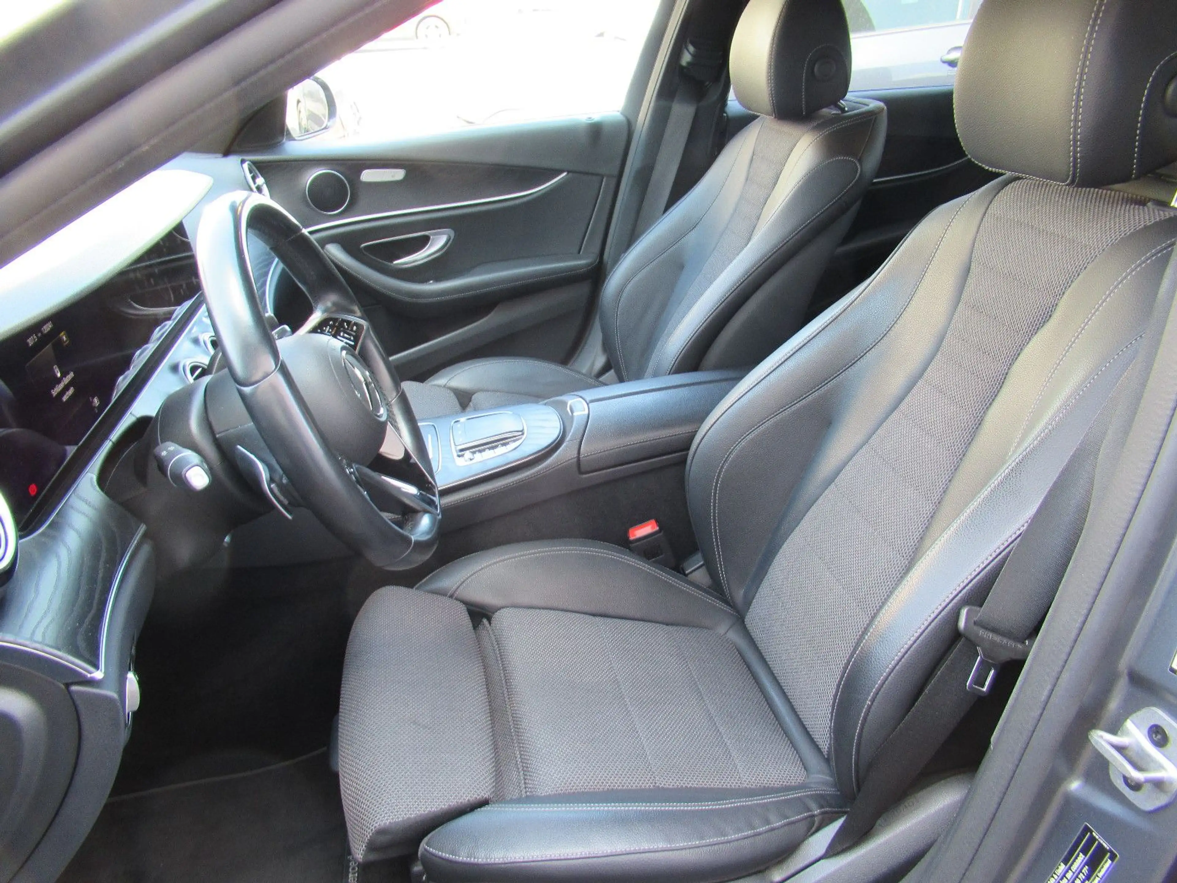 Mercedes-Benz E 400 d 4Matic Limousine*AMG*Navi*SHZ*Schiebed* — photo 10