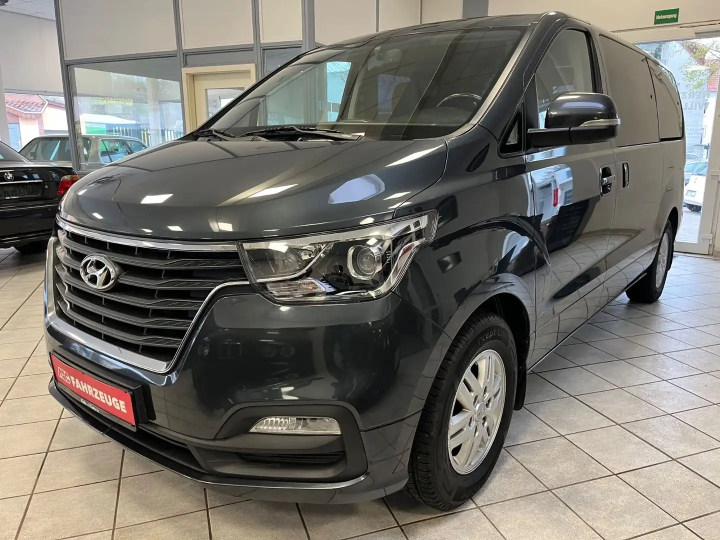 Hyundai H-1 Grau - 2
