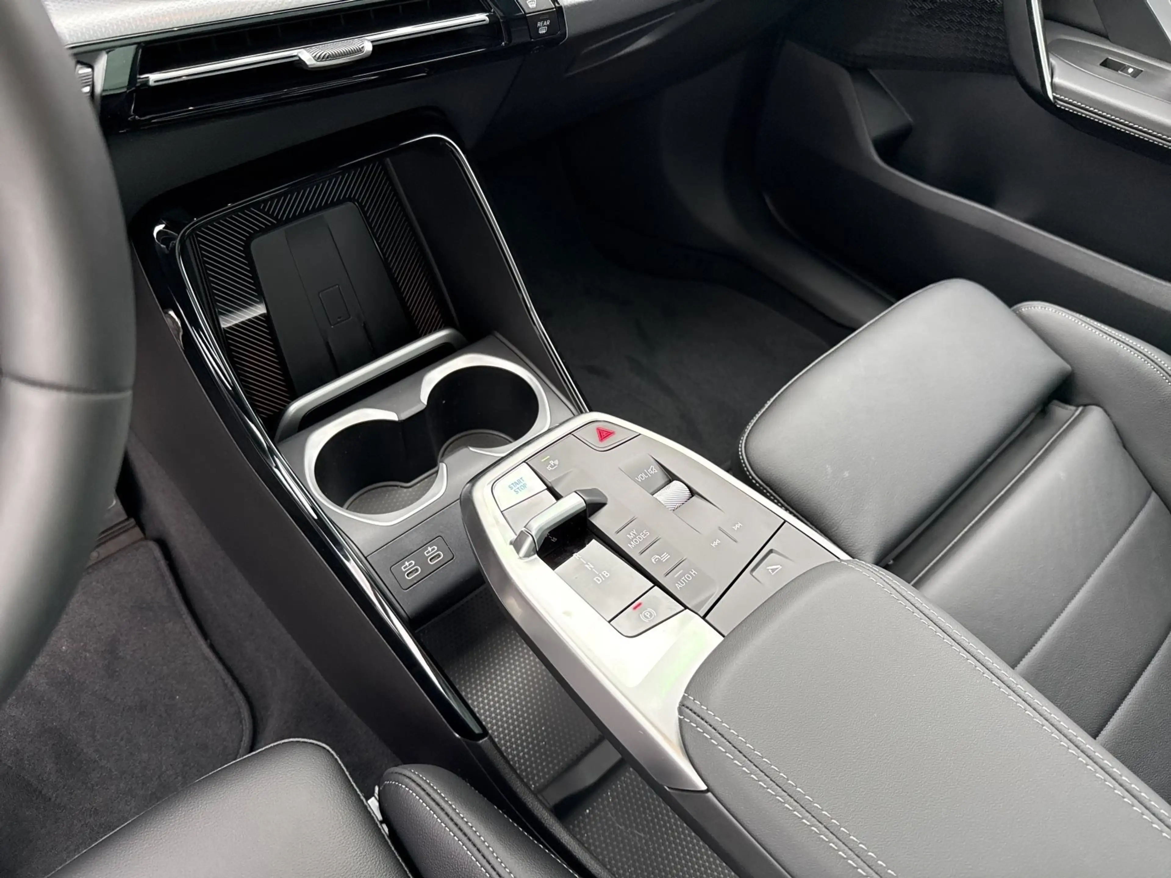BMW iX2 xDrive30 360° STANDHZ HEAD-UP PANO RFK HIFI — photo 13