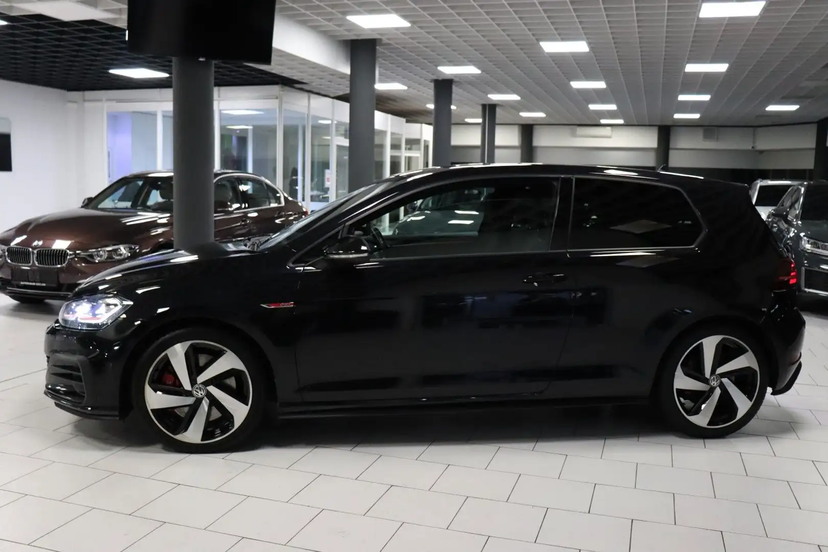 Volkswagen Golf VII Lim. GTI 2.0 TSI Performance Virtual Schwarz - 2