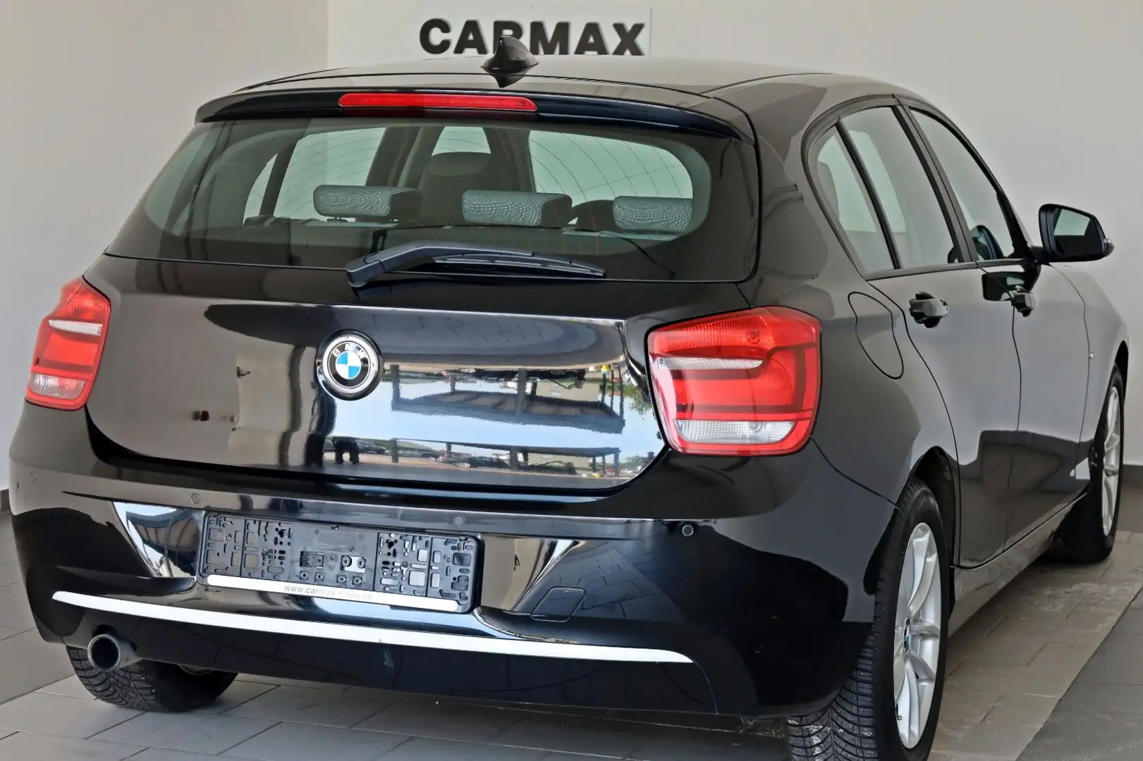 BMW 116 i Lim. 5-trg.  Urban Line SH,PDC,Allwetter Zwart - 2