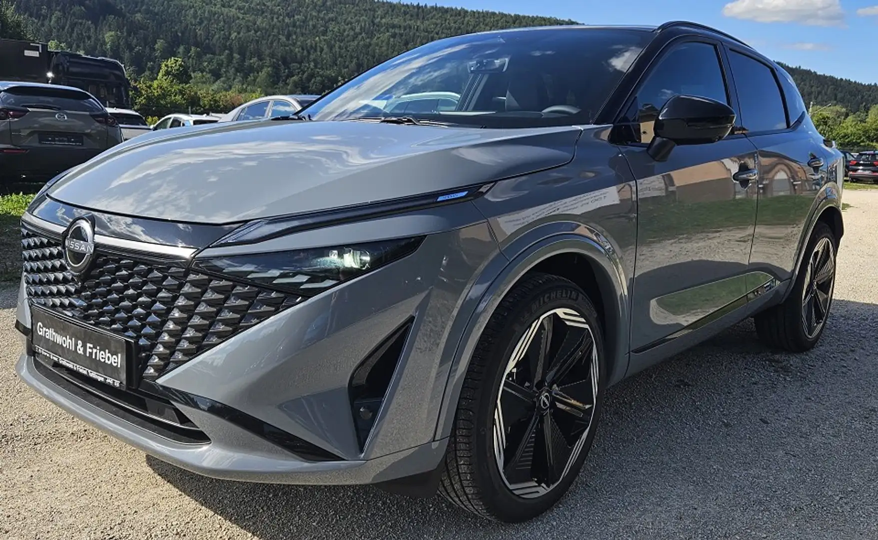 Nissan Qashqai 1.3 DIG-T N-Design+Panoramaglasdach+BOSE Grau - 2