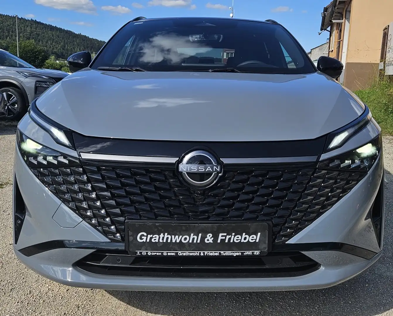 Nissan Qashqai 1.3 DIG-T N-Design+Panoramaglasdach+BOSE Grau - 1