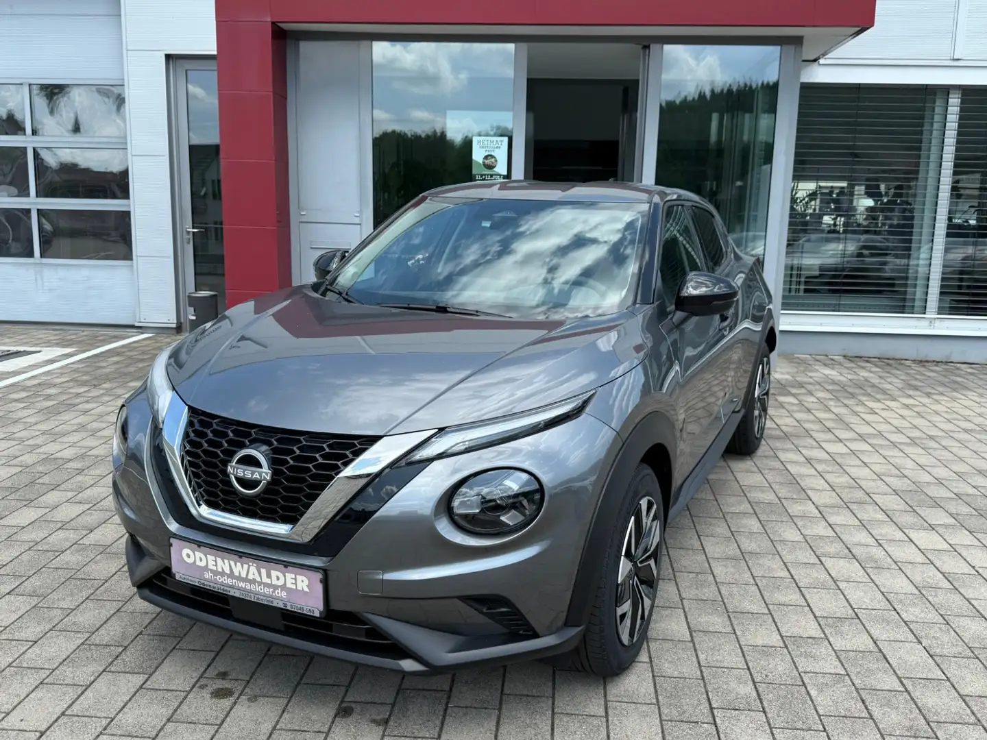 Nissan Juke 1.0DIG-T Acenta Komfort Paket AppleCarplay Grijs - 1