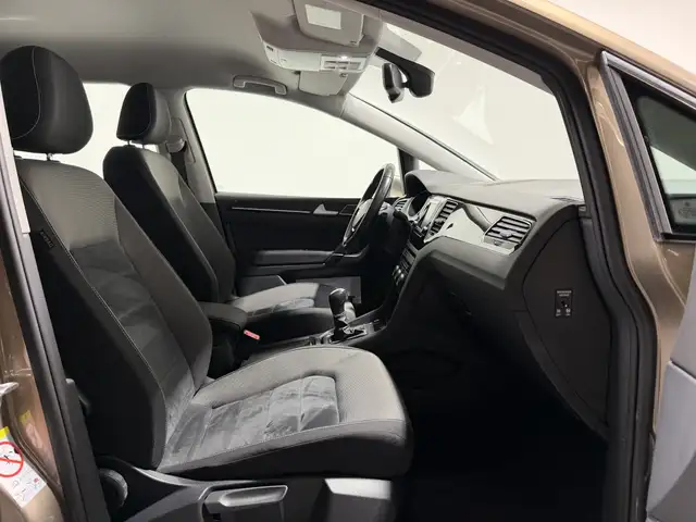 Volkswagen Golf Sportsvan view 11