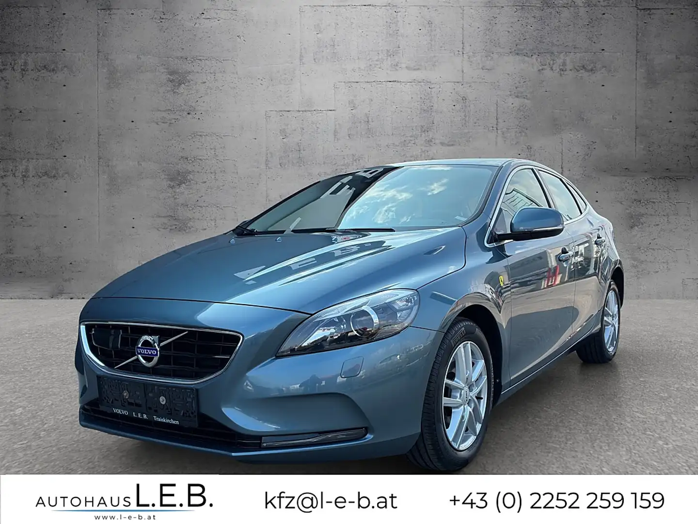 Volvo V40 T2 Summum Blau - 1