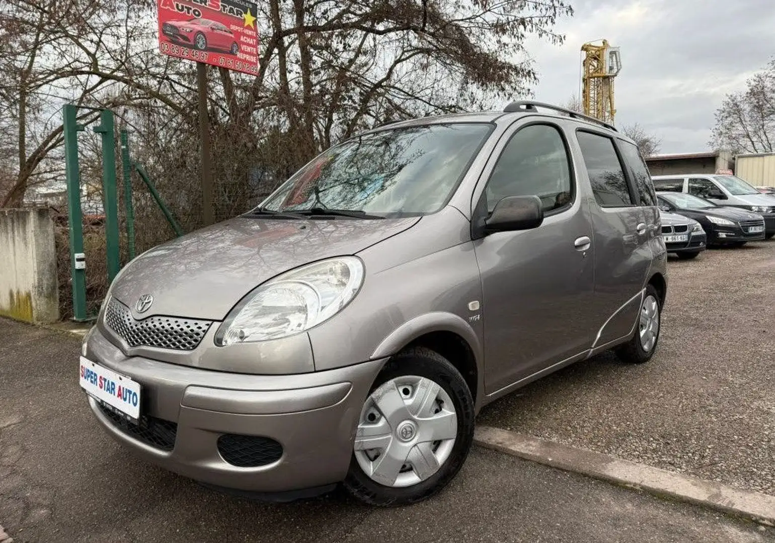 Toyota Yaris verso 1.3l linea luna 85cv 5p 2004 Gris - 2