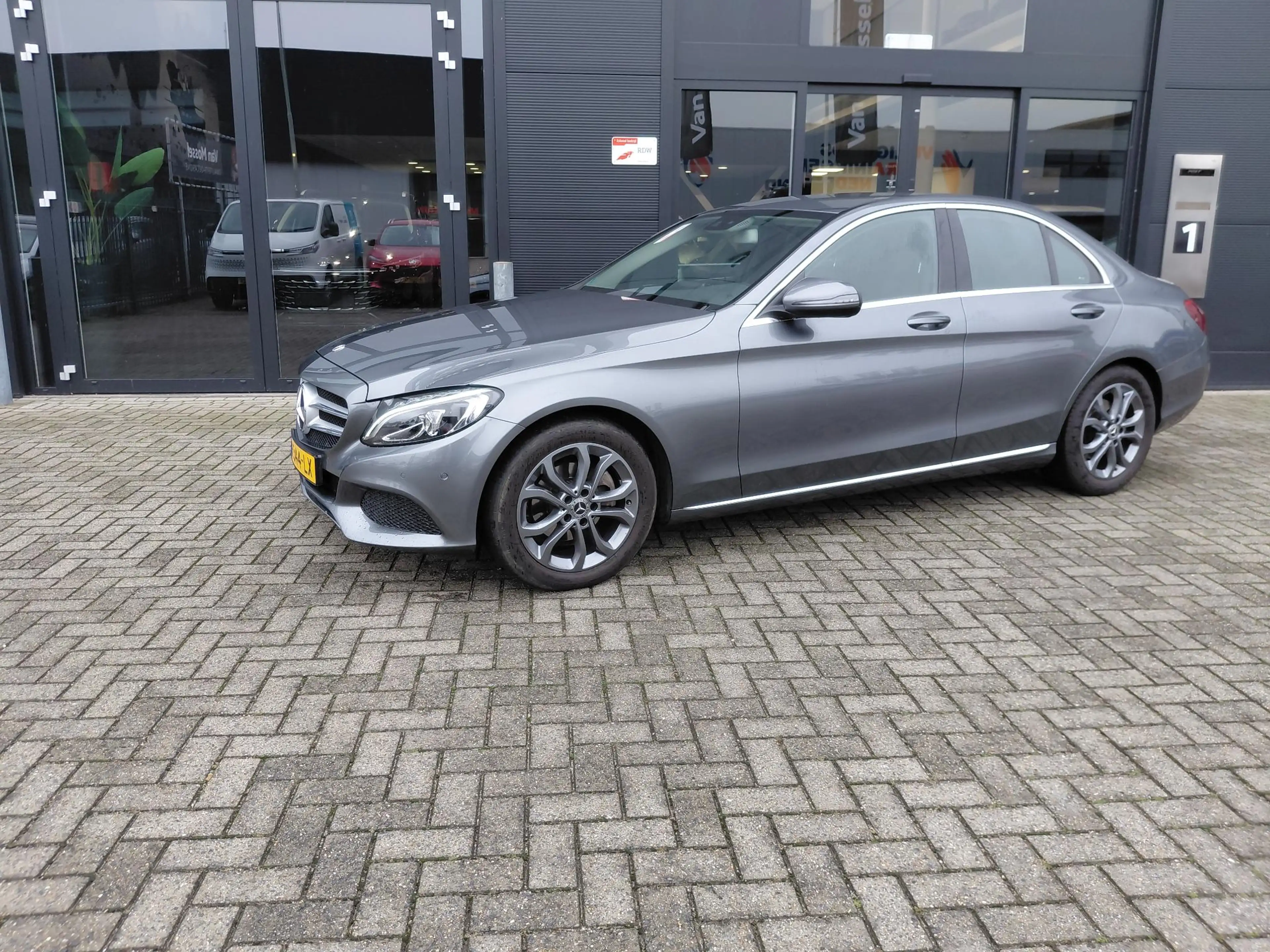 Mercedes-Benz C 180 Premium Plus — photo 2