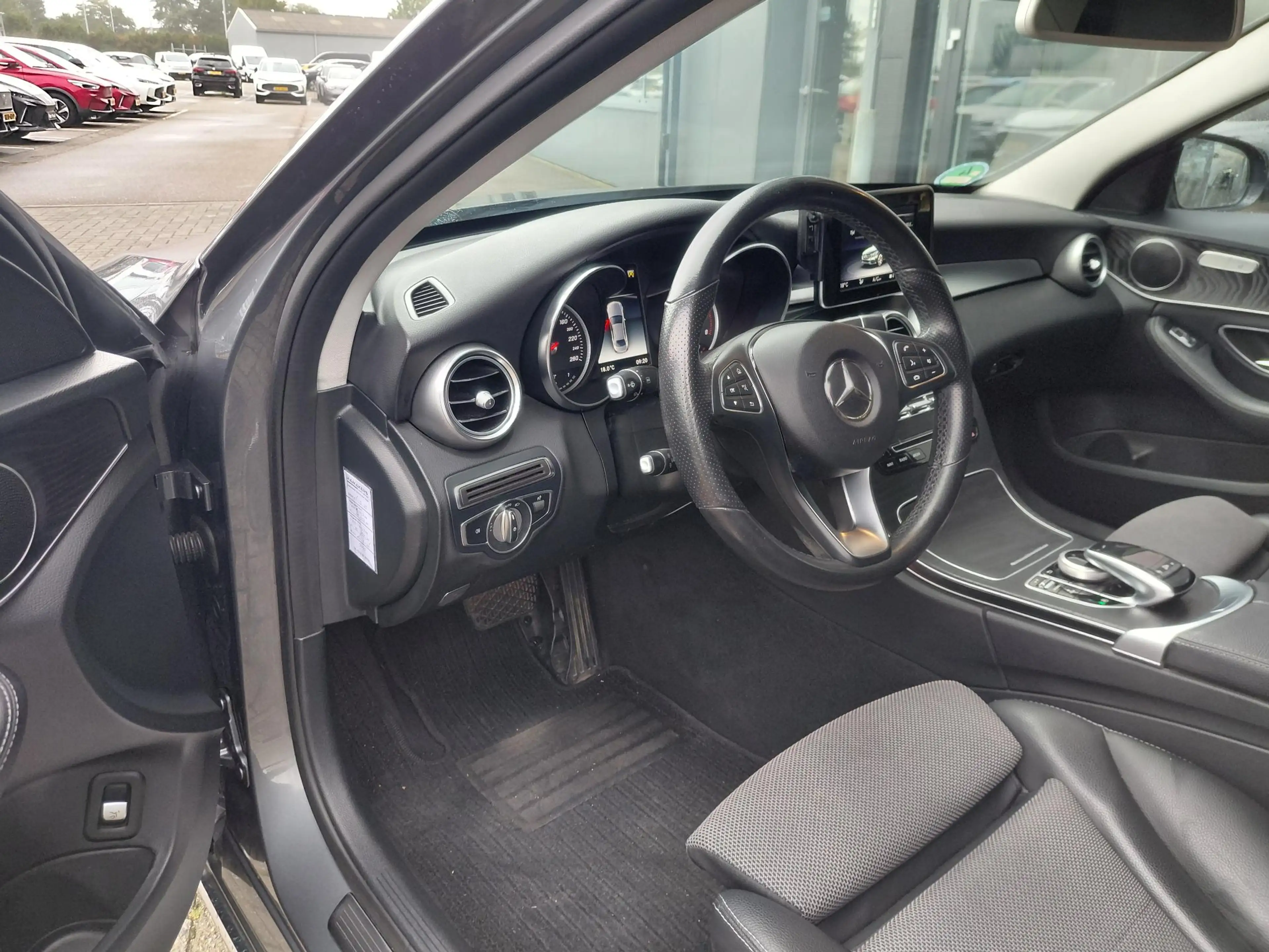 Mercedes-Benz C 180 Premium Plus — photo 13