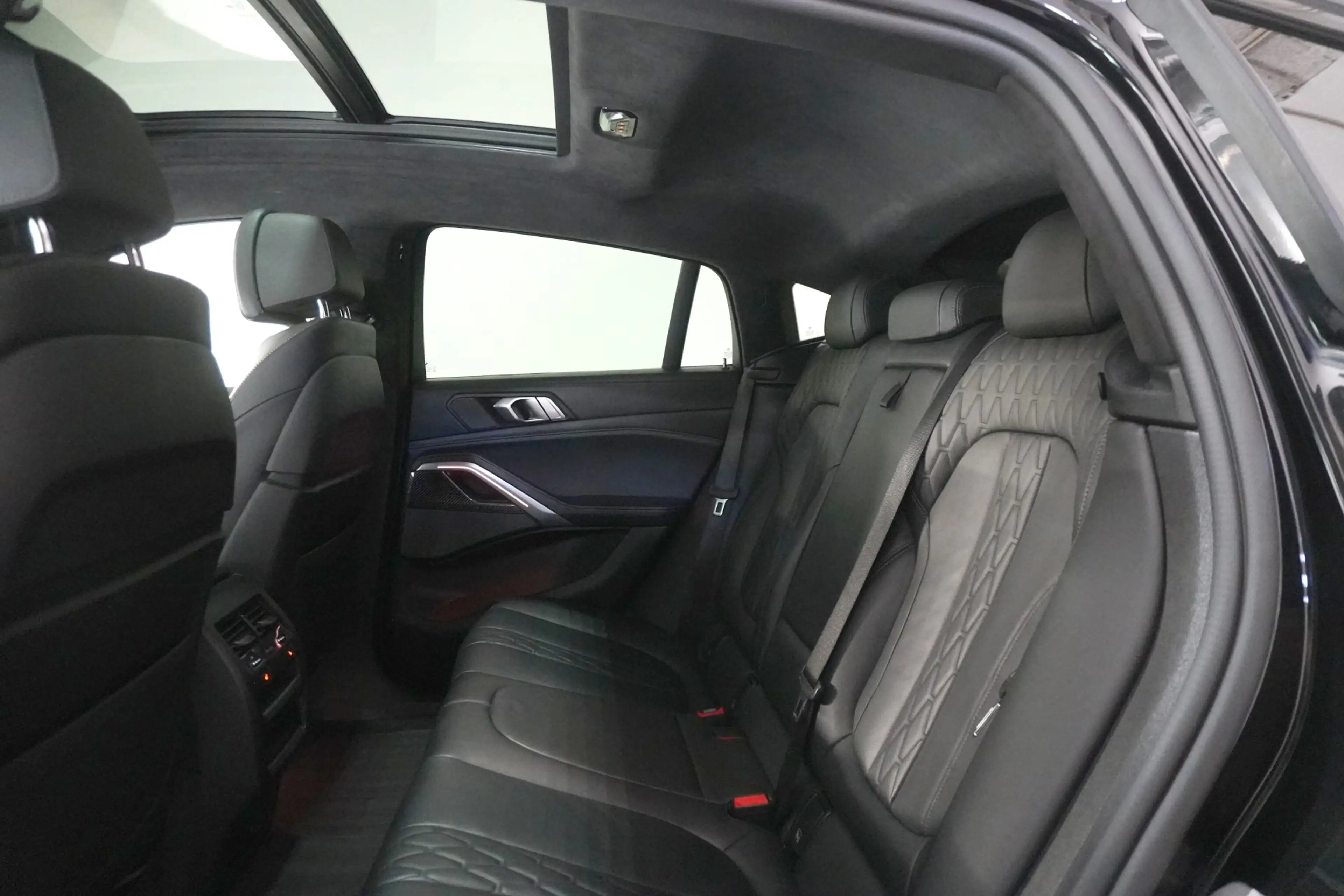 BMW X6 M50d — photo 10