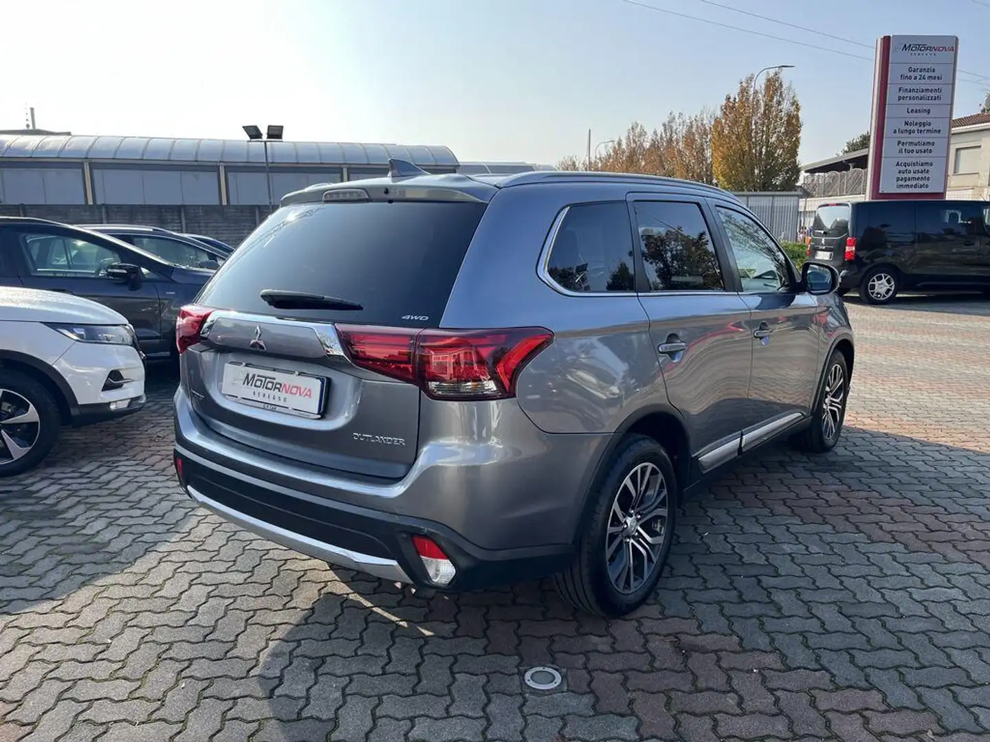 Mitsubishi Outlander 2.2 Instyle awd 7p.ti auto my17 Gris - 2
