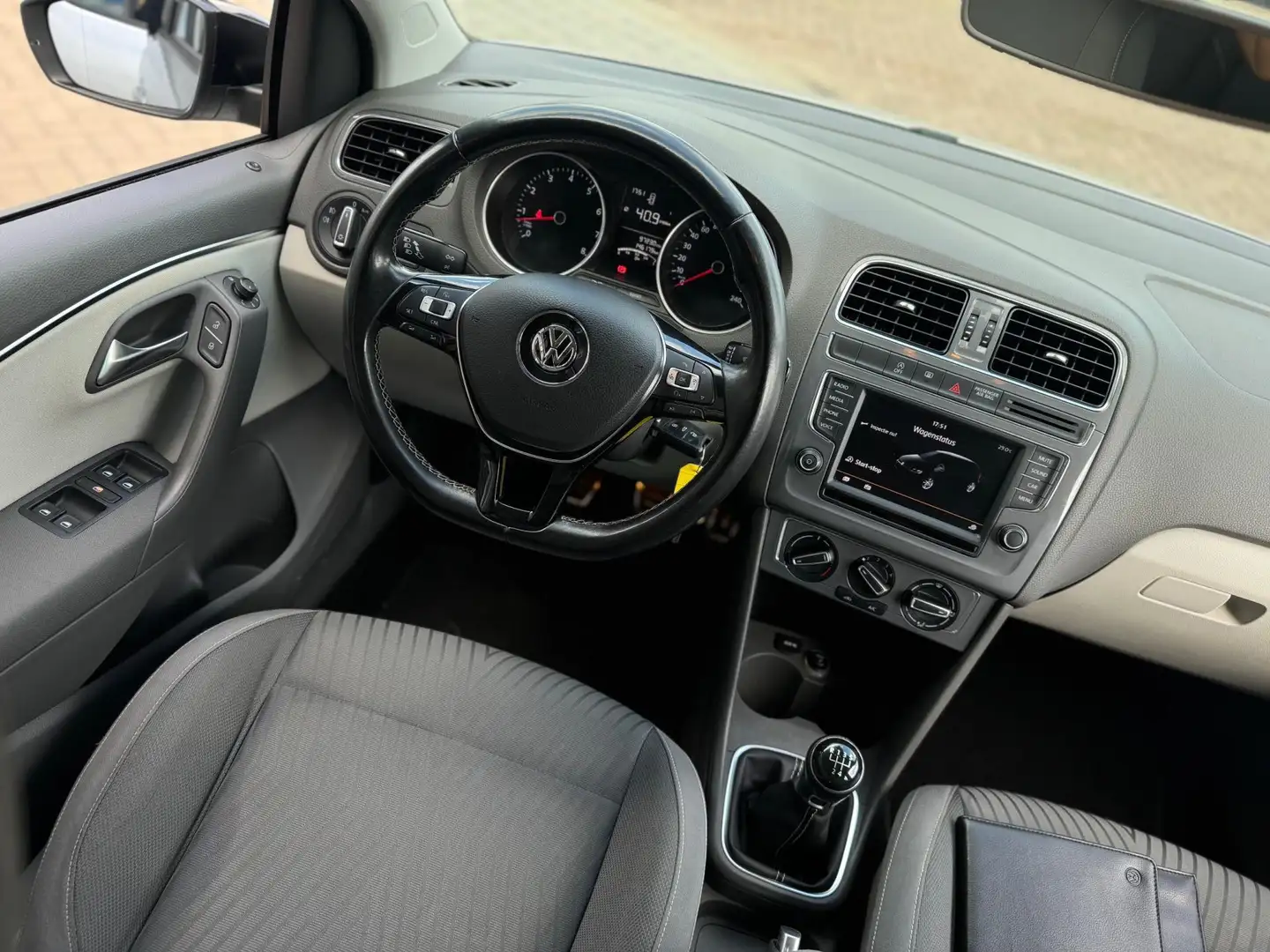 Volkswagen Polo 1.2 TSI First Edition 5drs Airco Navi Cruise Contr Grijs - 2