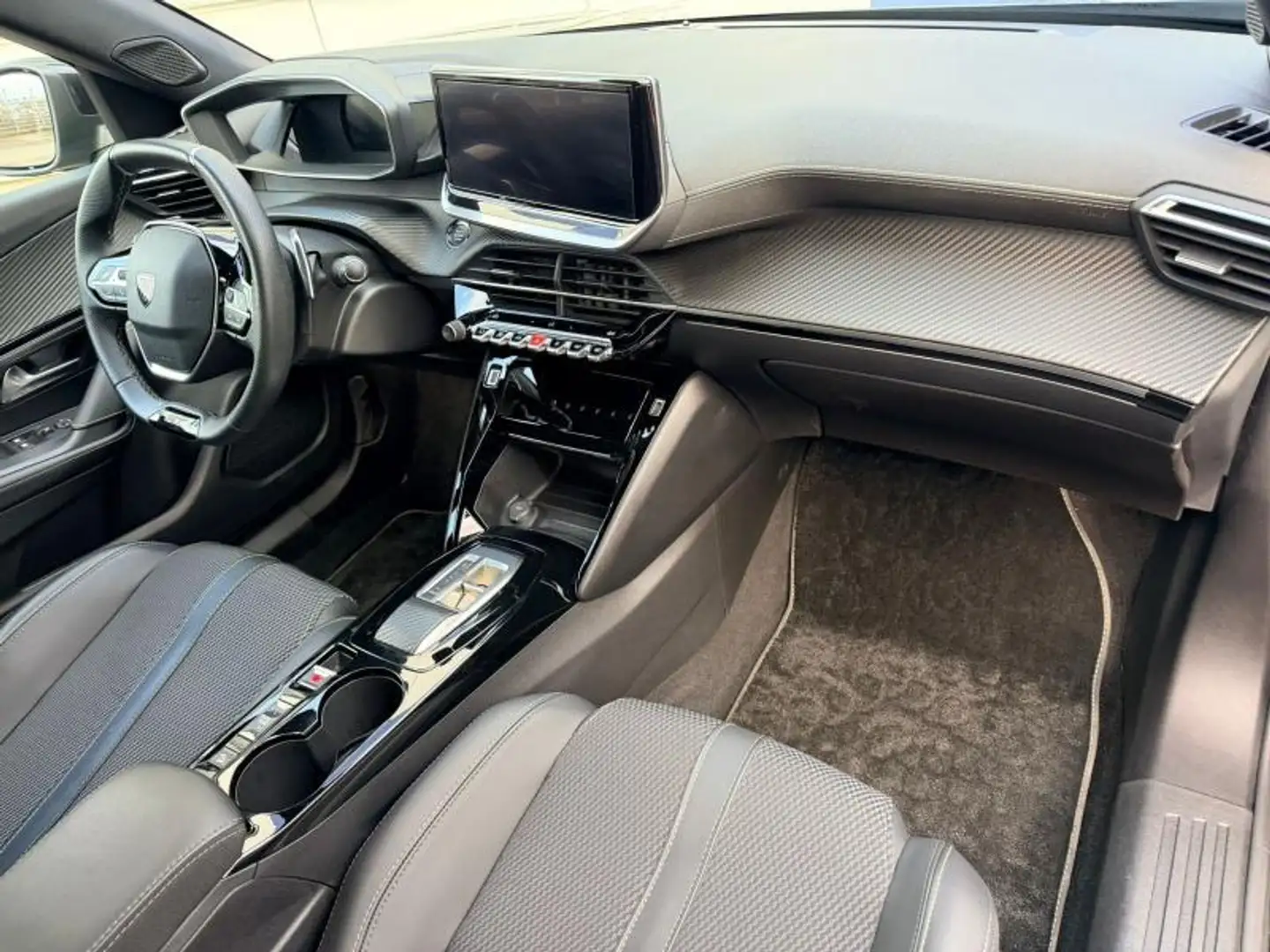 Peugeot 2008 GT / EAT8 / 130ch Gris - 2