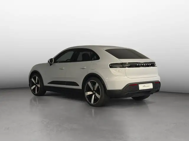 Porsche Macan view 3