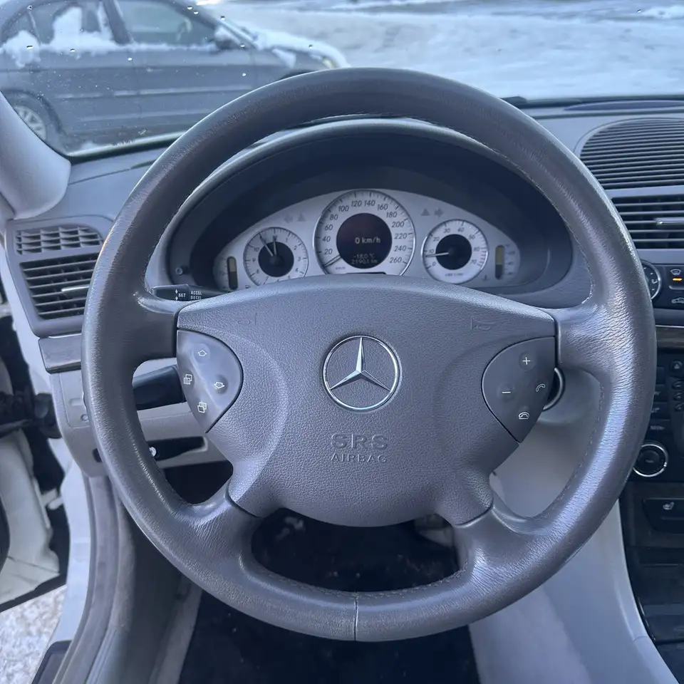 Mercedes-Benz E-Class снимка Mercedes-Benz E-Class