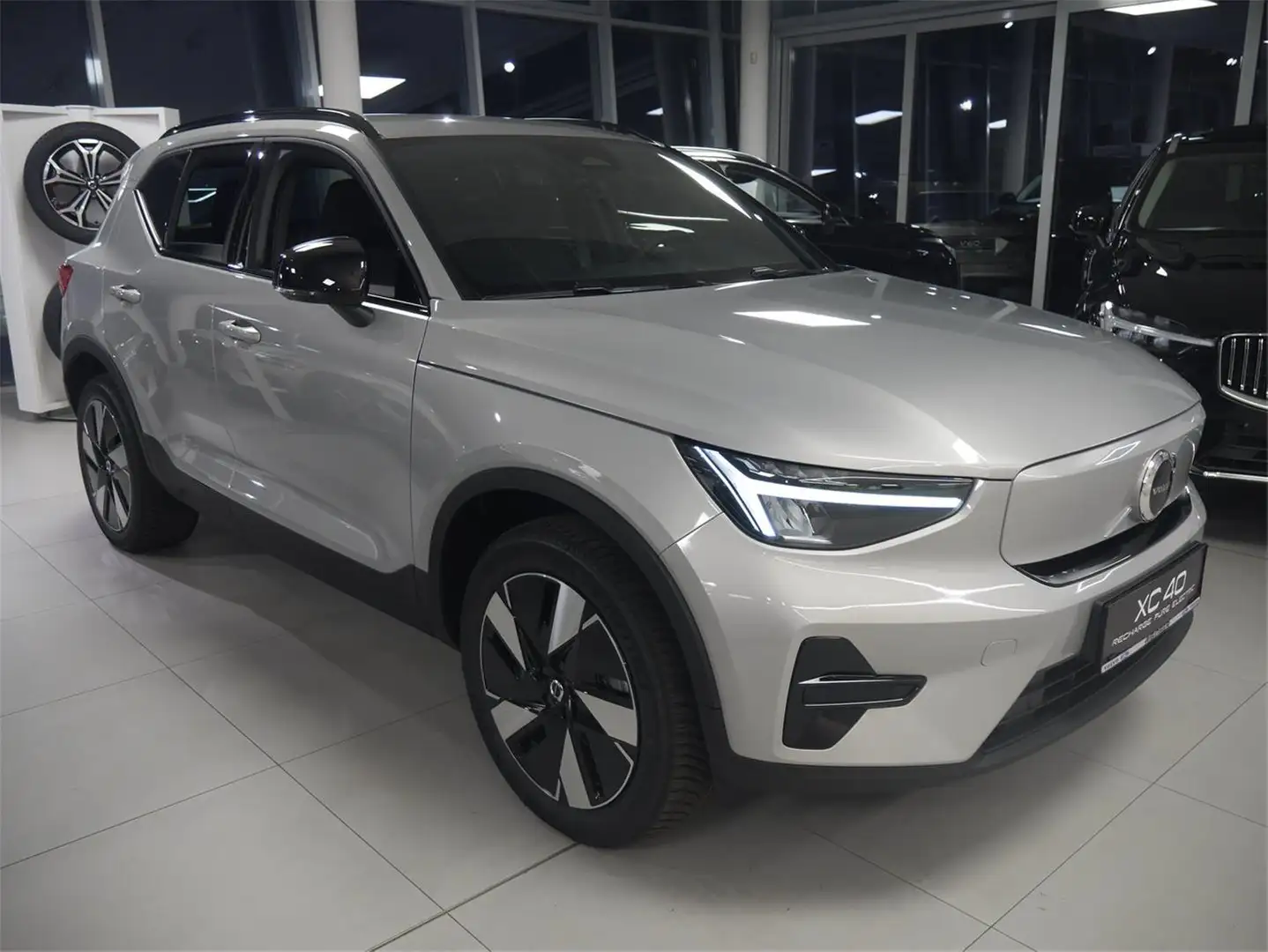Volvo XC40 Electric Extended Range Single Plus Silber - 2
