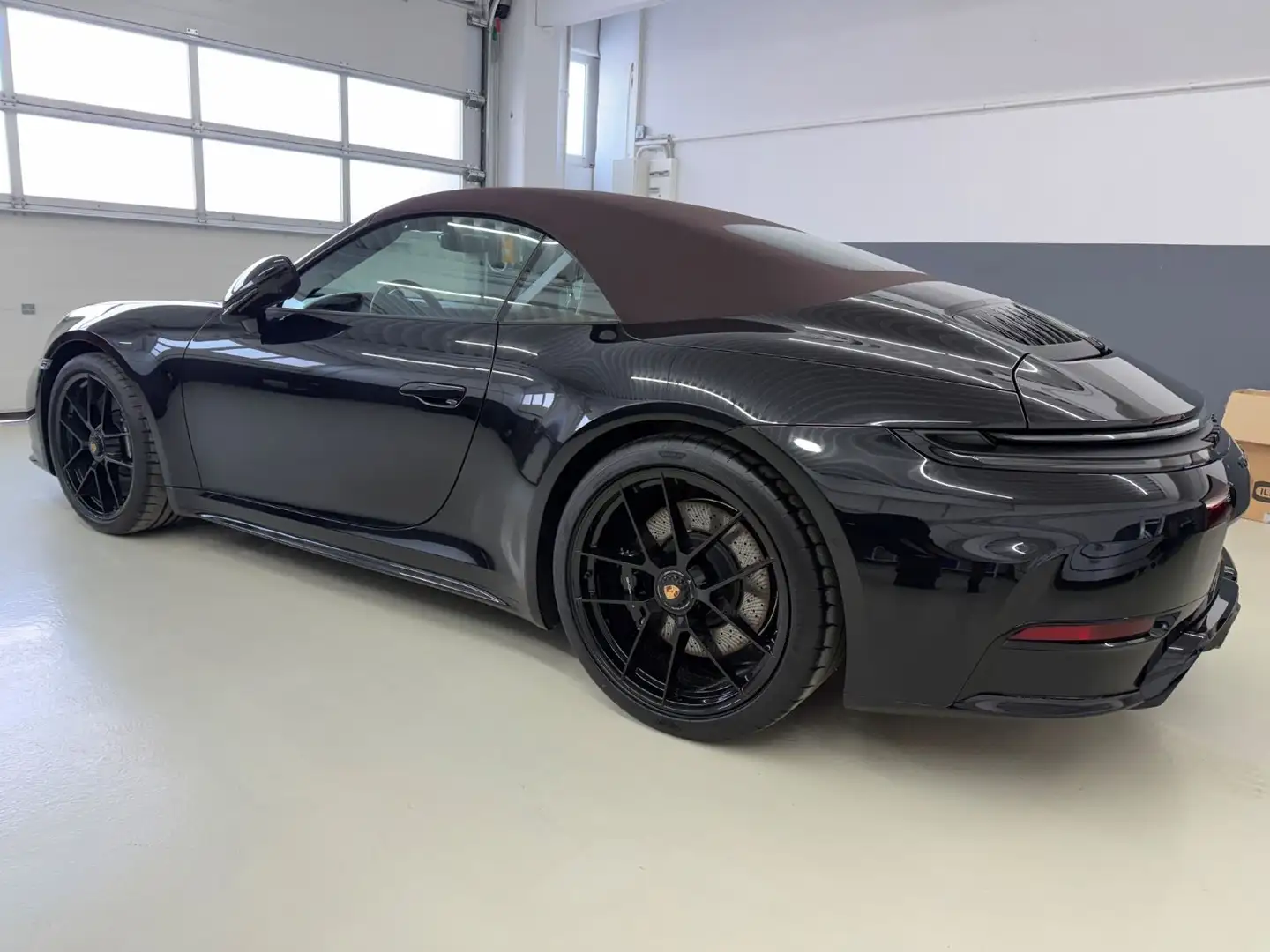 Porsche 911 Carrera 4 GTS T-Hybrid Cabriolet,Liftsystem, Schwarz - 1