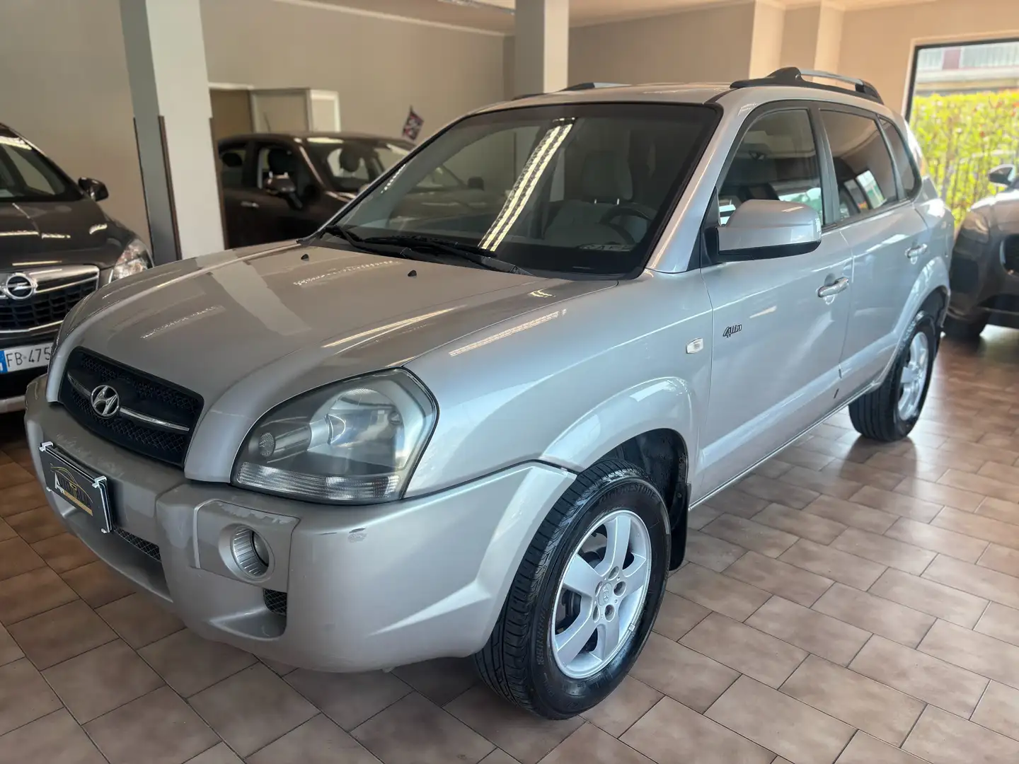 Hyundai TUCSON 2.0 crdi Dynamic 5p*GANCIO TRAINO* Gris - 1