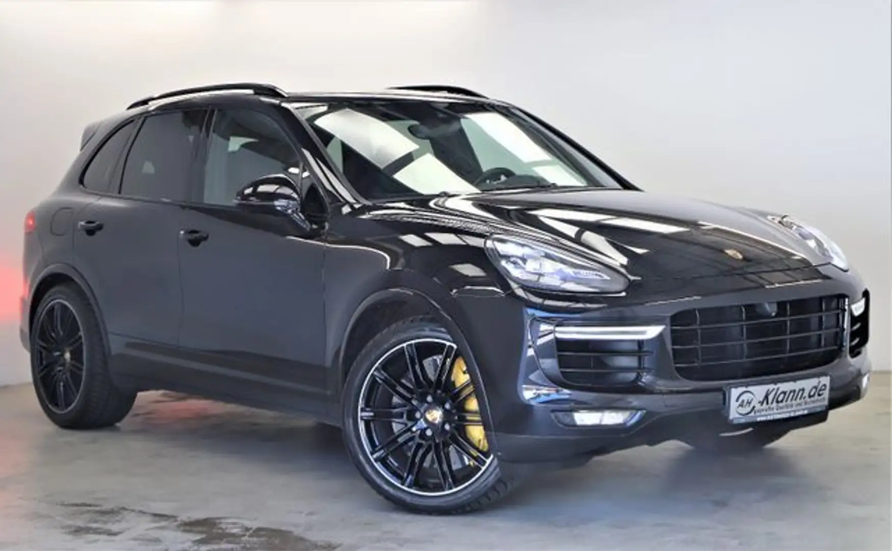 Porsche Cayenne 4.8 V8 570PS Turbo S Chrono Pano Keramik Schwarz - 1