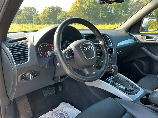 Audi Q5 view 10