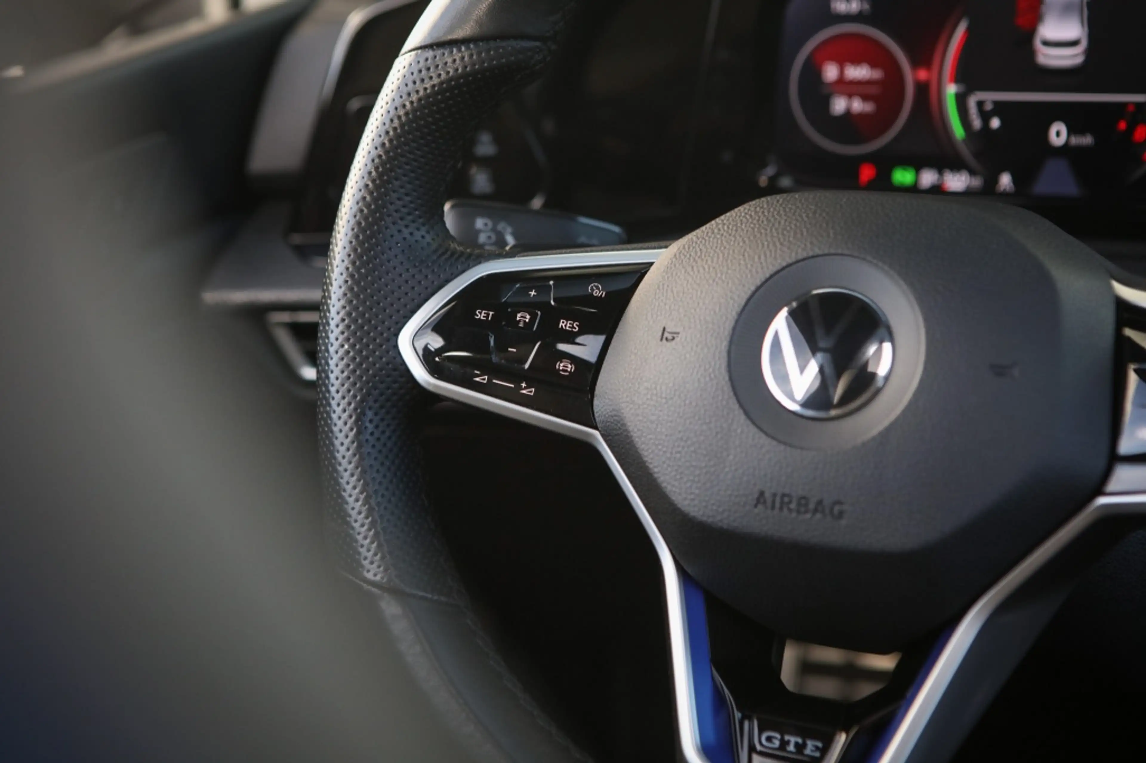 Volkswagen Golf GTE 1.4 eHybrid — photo 8