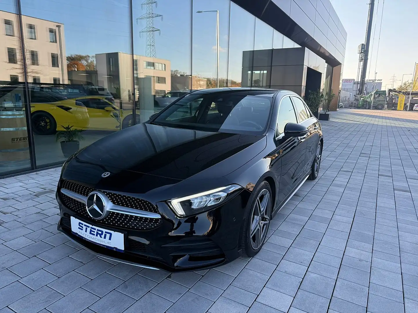 Mercedes-Benz A 220 d Aut. AMG Line Schwarz - 2