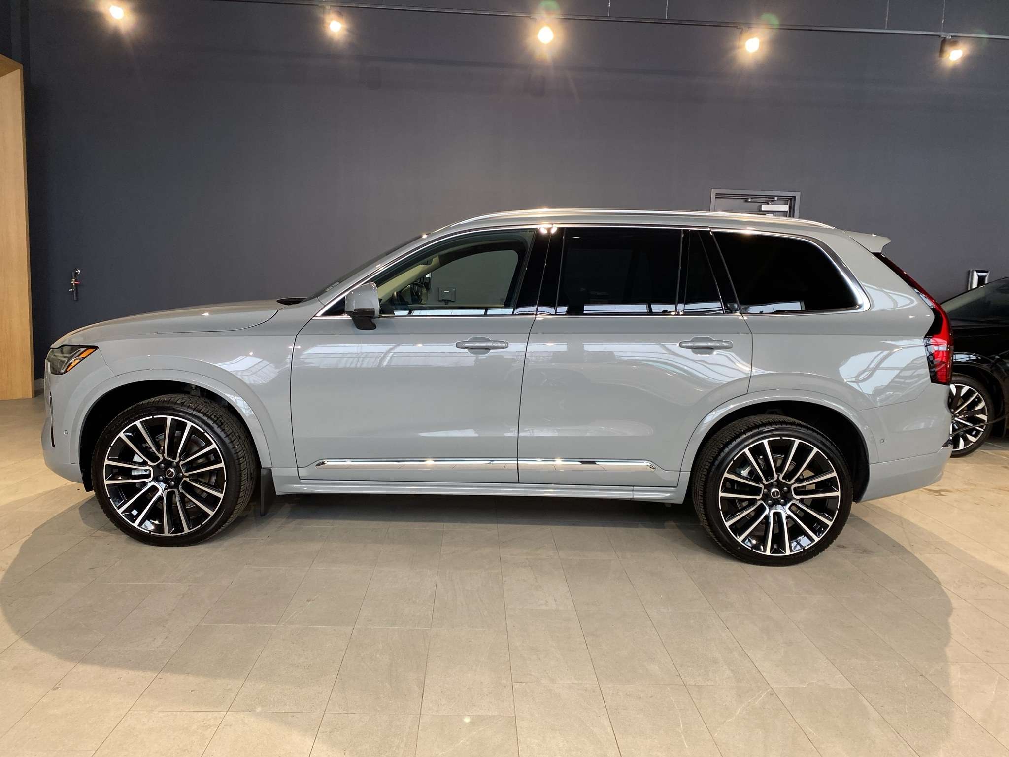 2026 Volvo XC90 B6 AWD Ultra Bright Theme 7-Seater alt 2