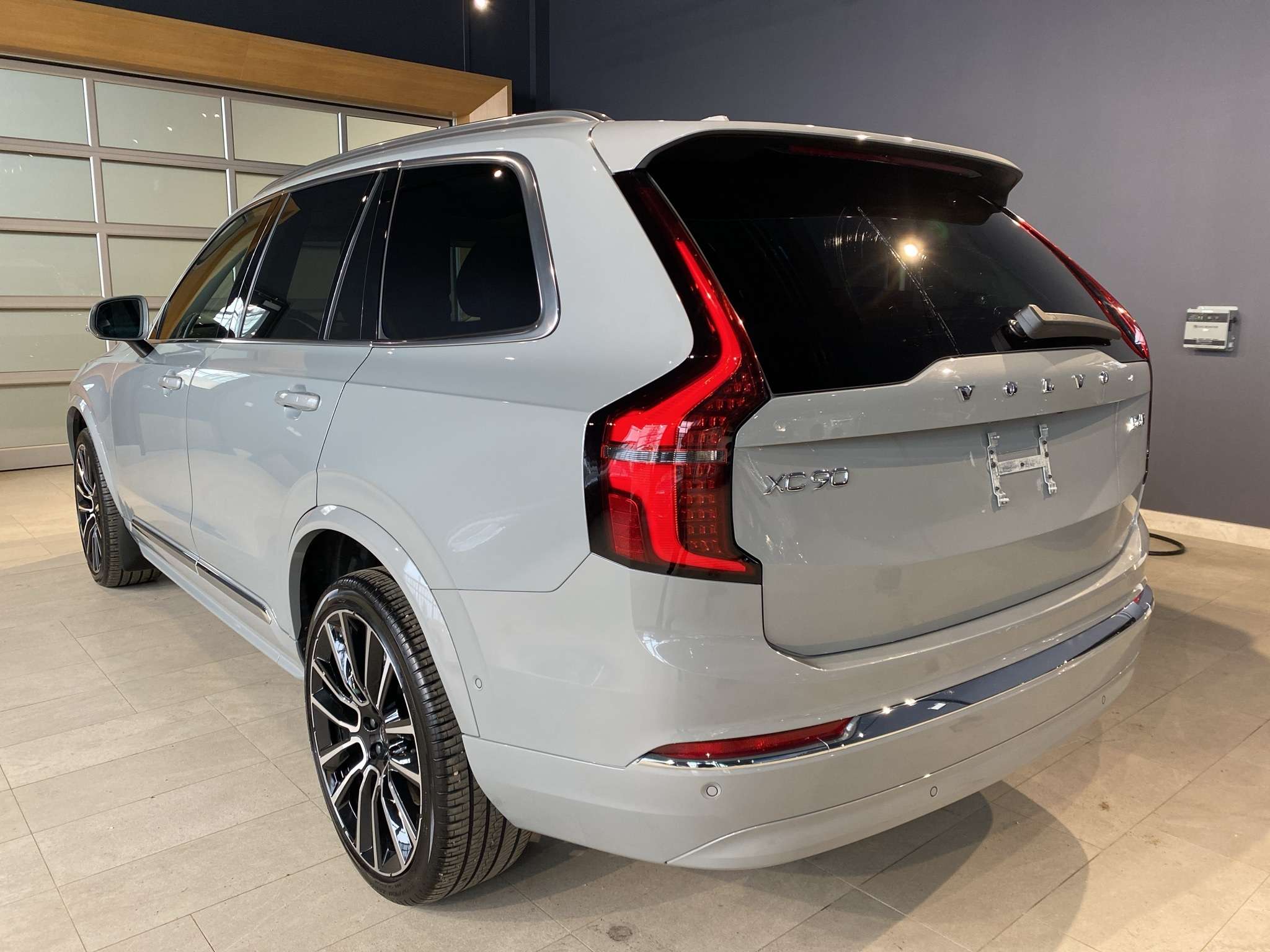 2026 Volvo XC90 B6 AWD Ultra Bright Theme 7-Seater alt 3