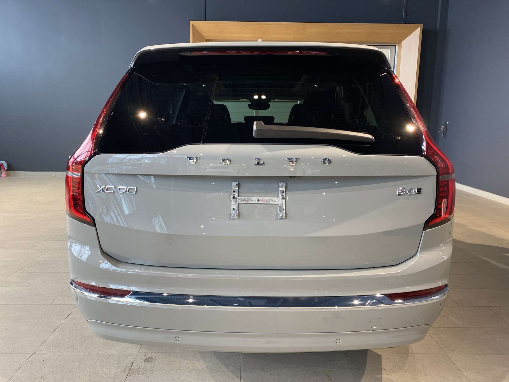2026 Volvo XC90 B6 AWD Ultra Bright Theme 7-Seater alt 4