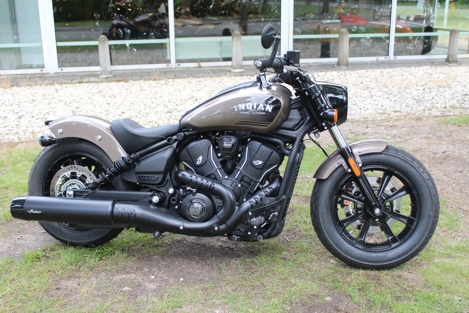 Indian Scout Bobber Limited + Tech - 1