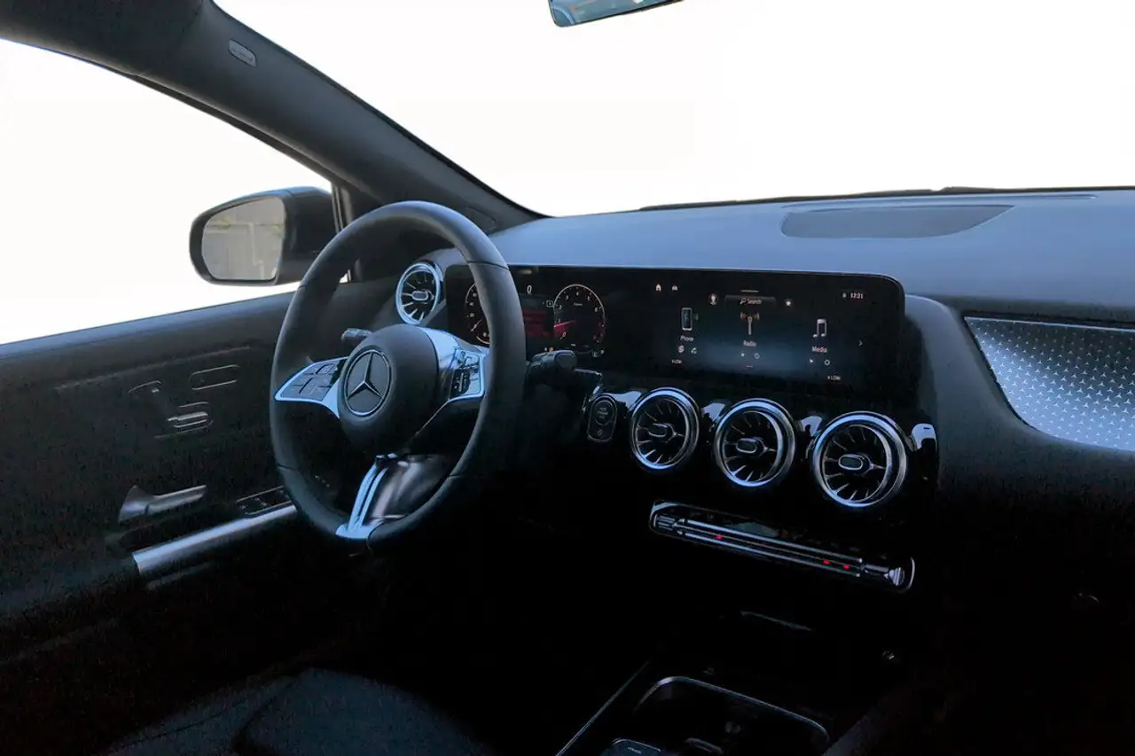 Mercedes-Benz GLA снимка Mercedes-Benz GLA