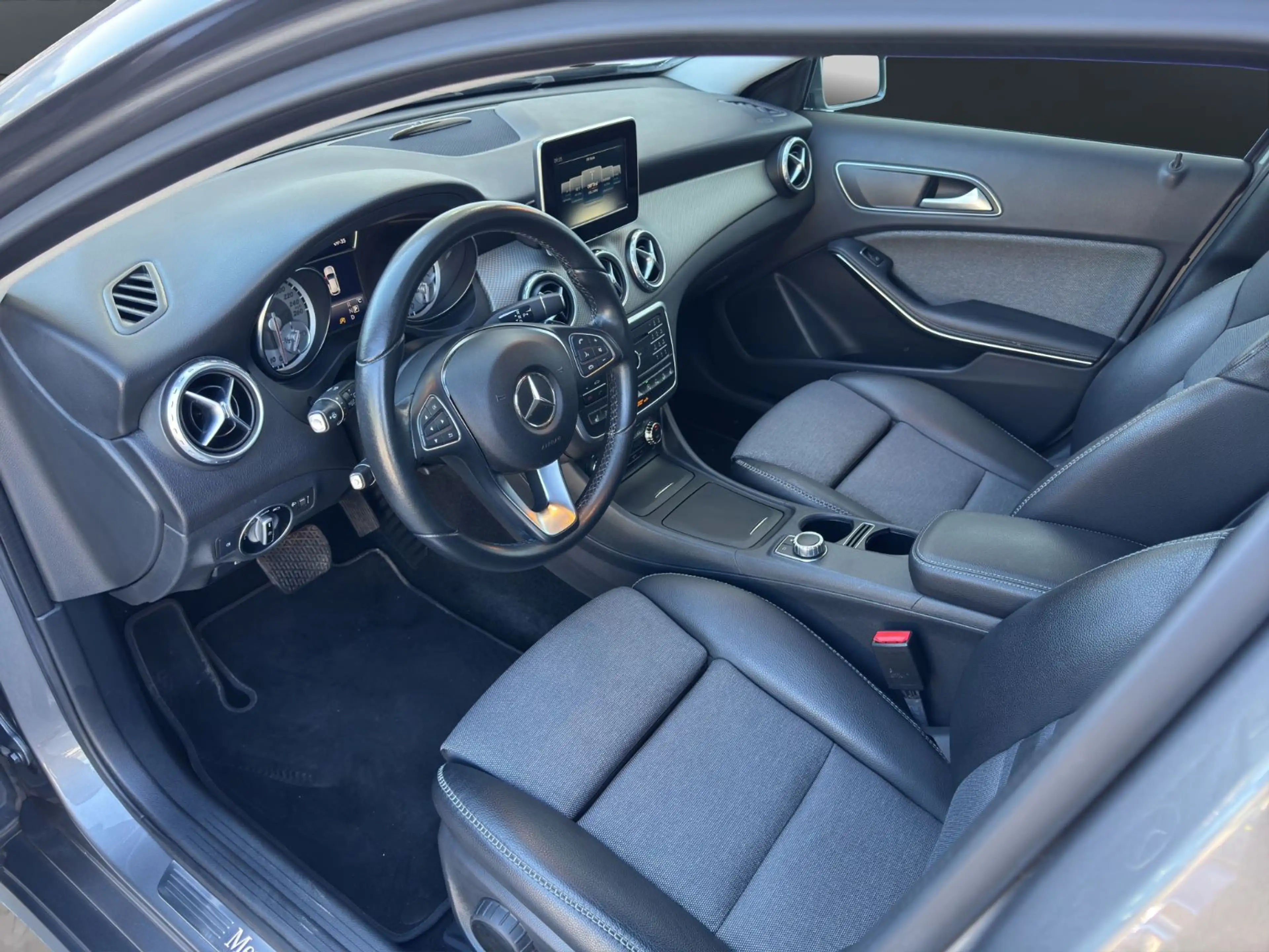 Mercedes-Benz GLA 200 d 4MATIC Style Ambi AUT Navi RKam Klima — photo 8