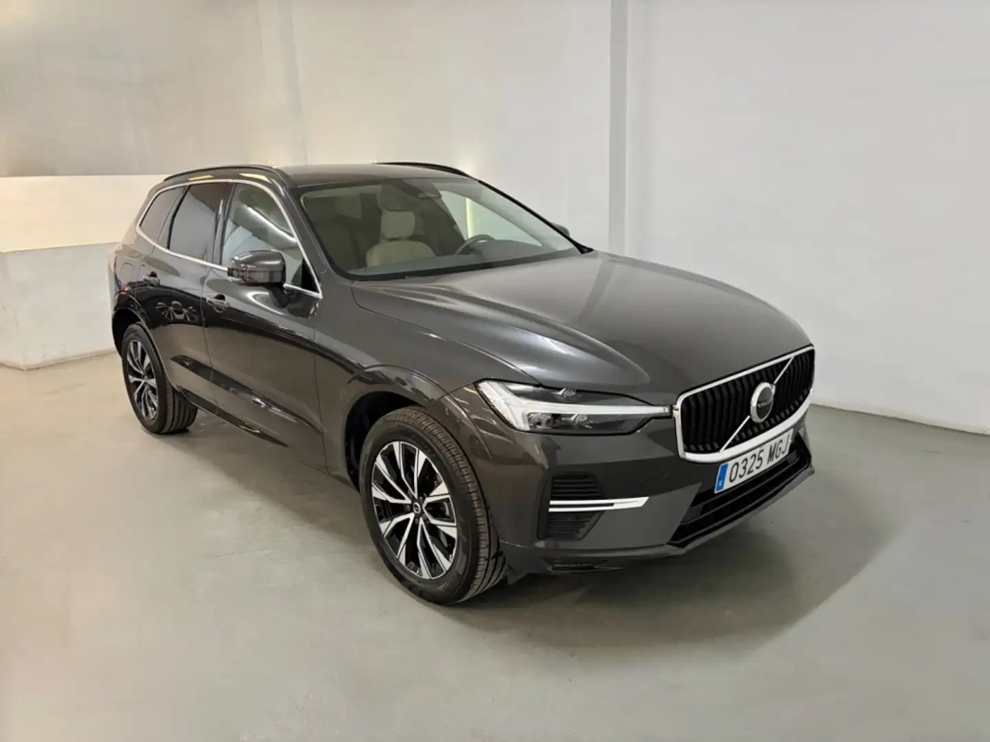 Volvo XC60 B4 Core FWD Aut. Gris - 2