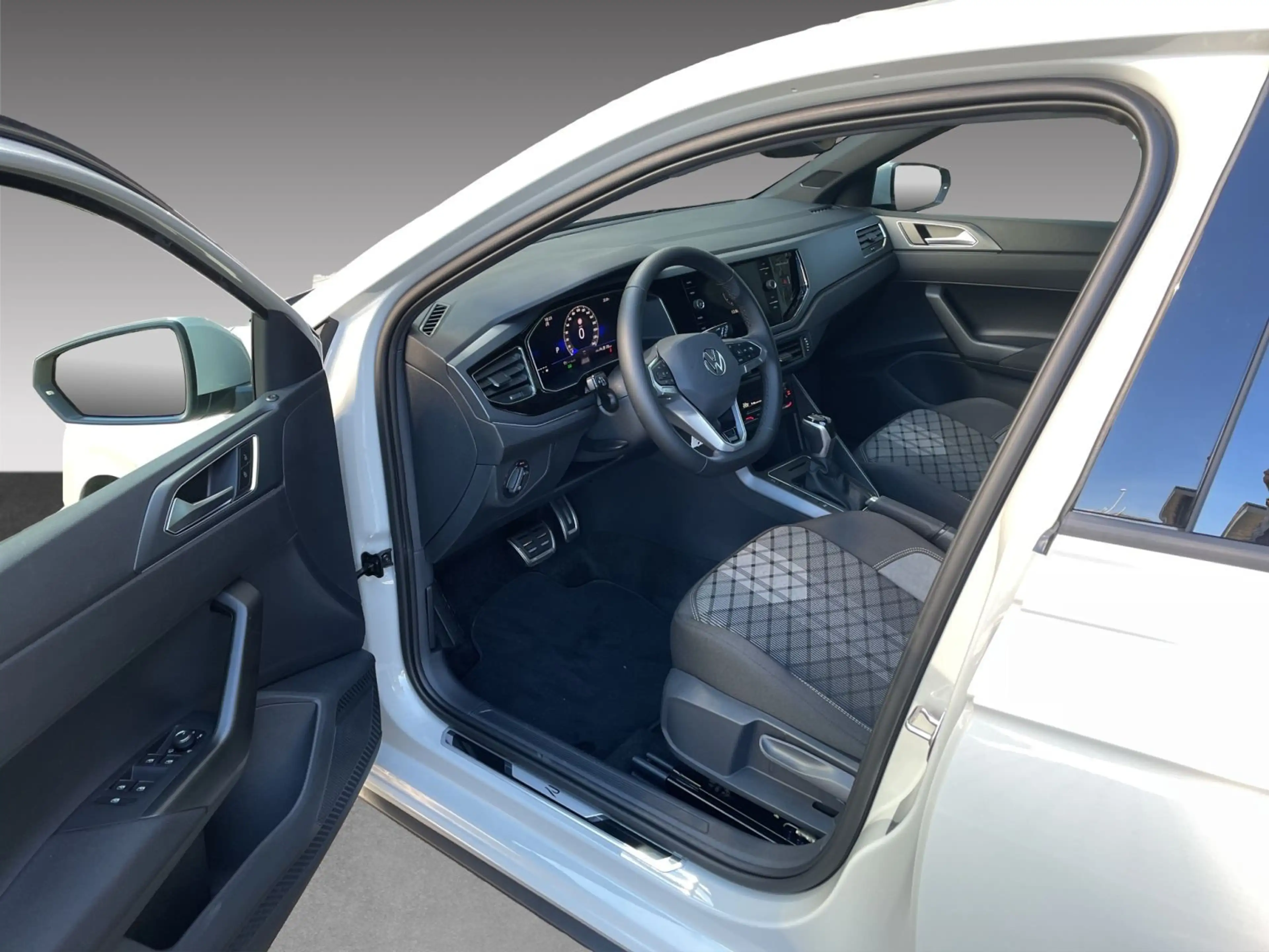 Volkswagen Polo R-Line DSG Ganzjahresreifen — photo 8