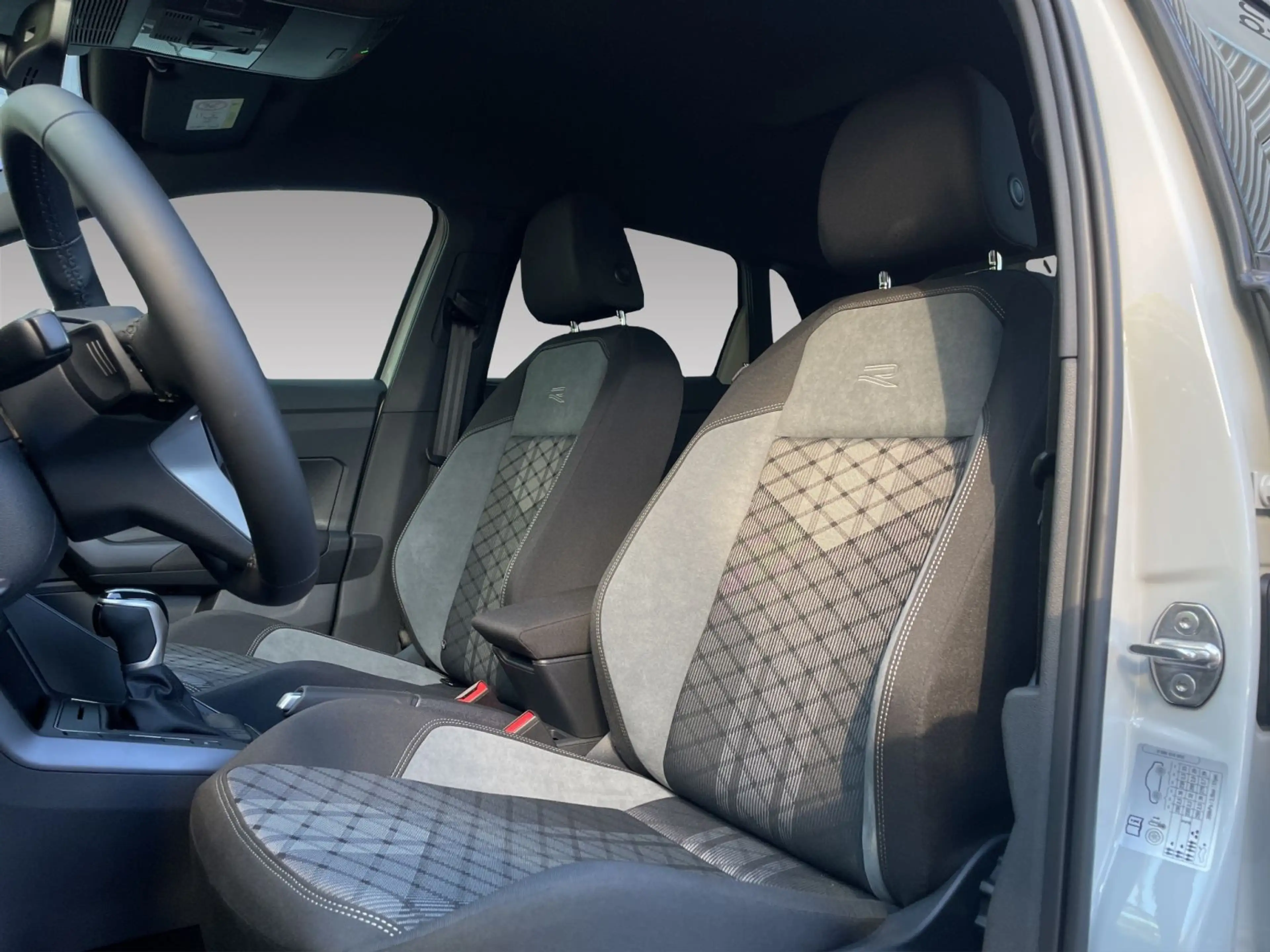 Volkswagen Polo R-Line DSG Ganzjahresreifen — photo 9